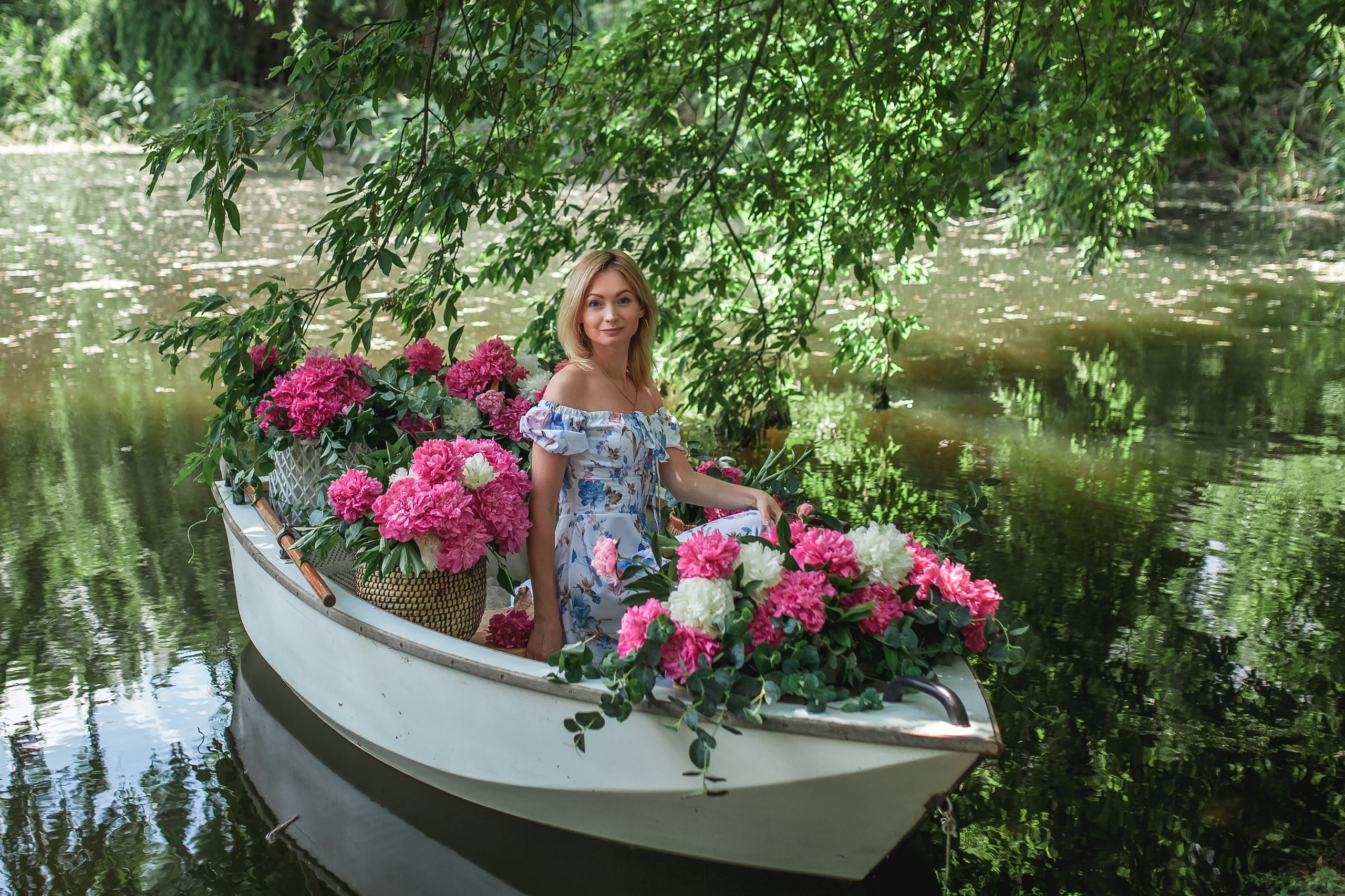 Екатерина и Вика в лодке с пионами. Фотограф в Волгограде Норченко Светлана