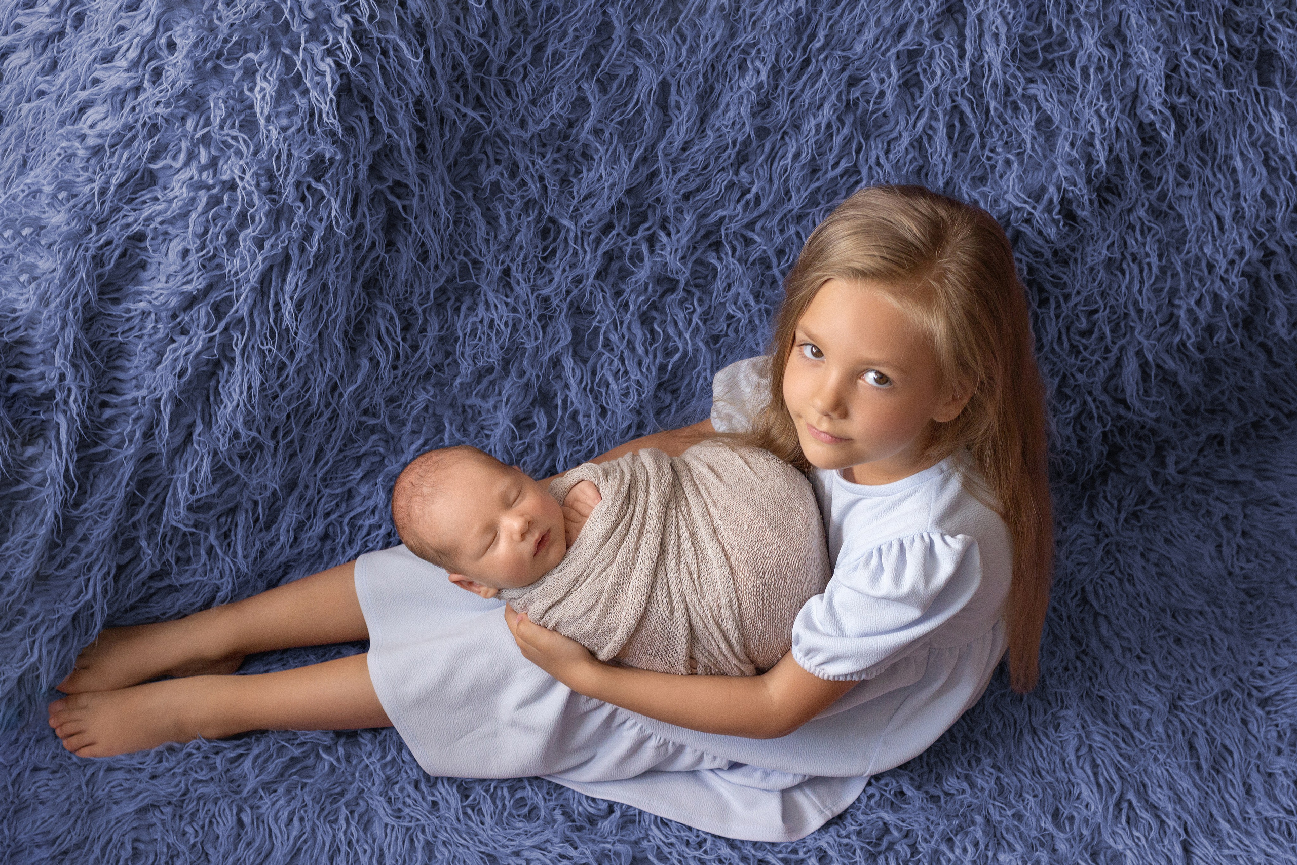 Фотосессия спящего новорождённого мальчика со старшей сестрой