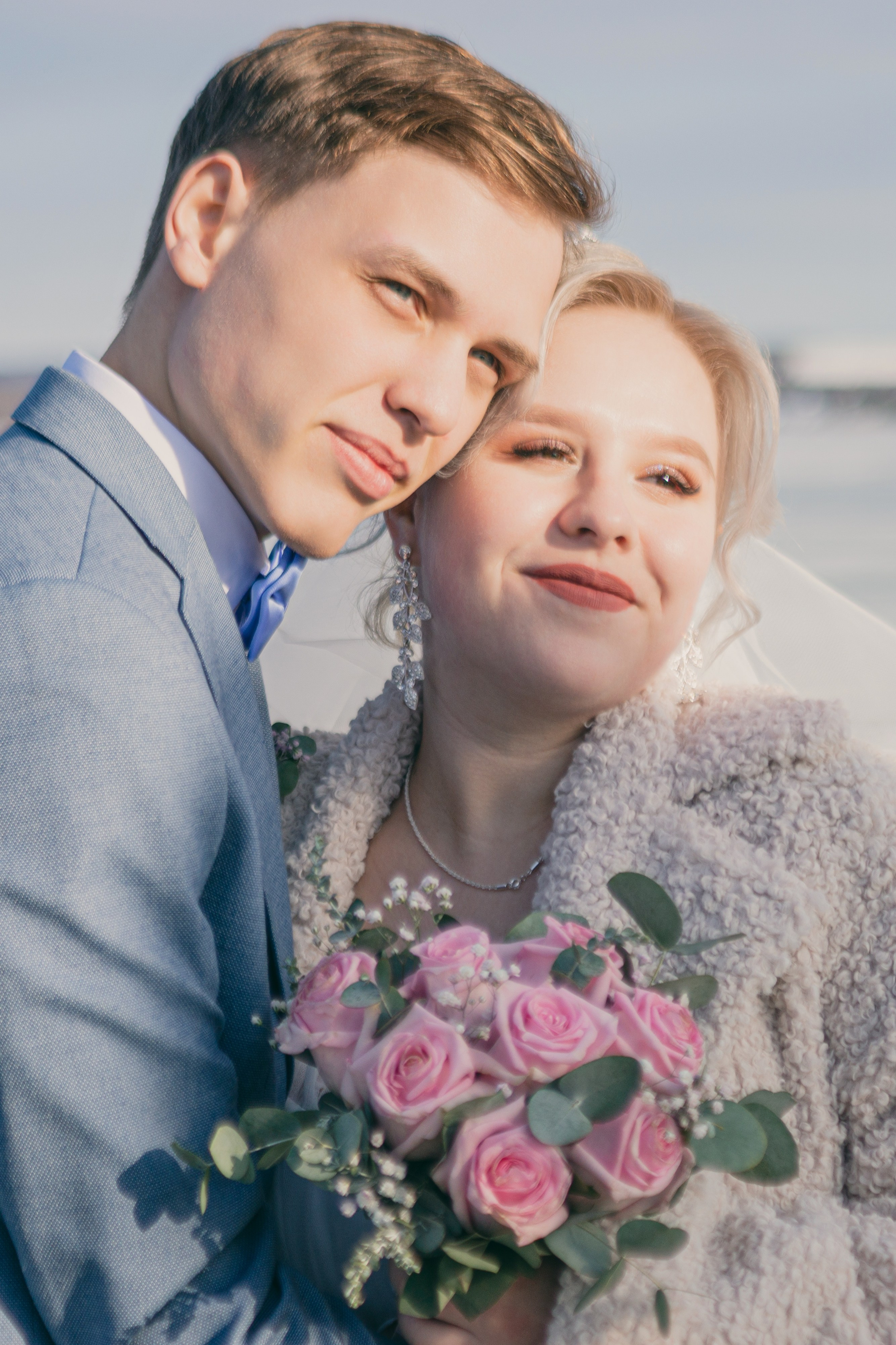 На свадебной фотографии изображено великолепное мгновение, наполненное нежностью и романтикой. Молодожены, окруженные цветами и природой, излучают счастье и любовь друг к другу. Взгляды, полные нежности и взаимопонимания, словно говорят об их чувствах, обретших свое воплощение в этот особенный день. Белоснежное платье невесты и стильный костюм жениха создают образы, пропитанные изысканностью и элегантностью. Теплые лучи солнца, ласково освещающие молодую пару, добавляют кадру мягкости и теплоты, создавая атмосферу сказочной красоты.. Автор фотограф: Додров. Ph: dodrov.