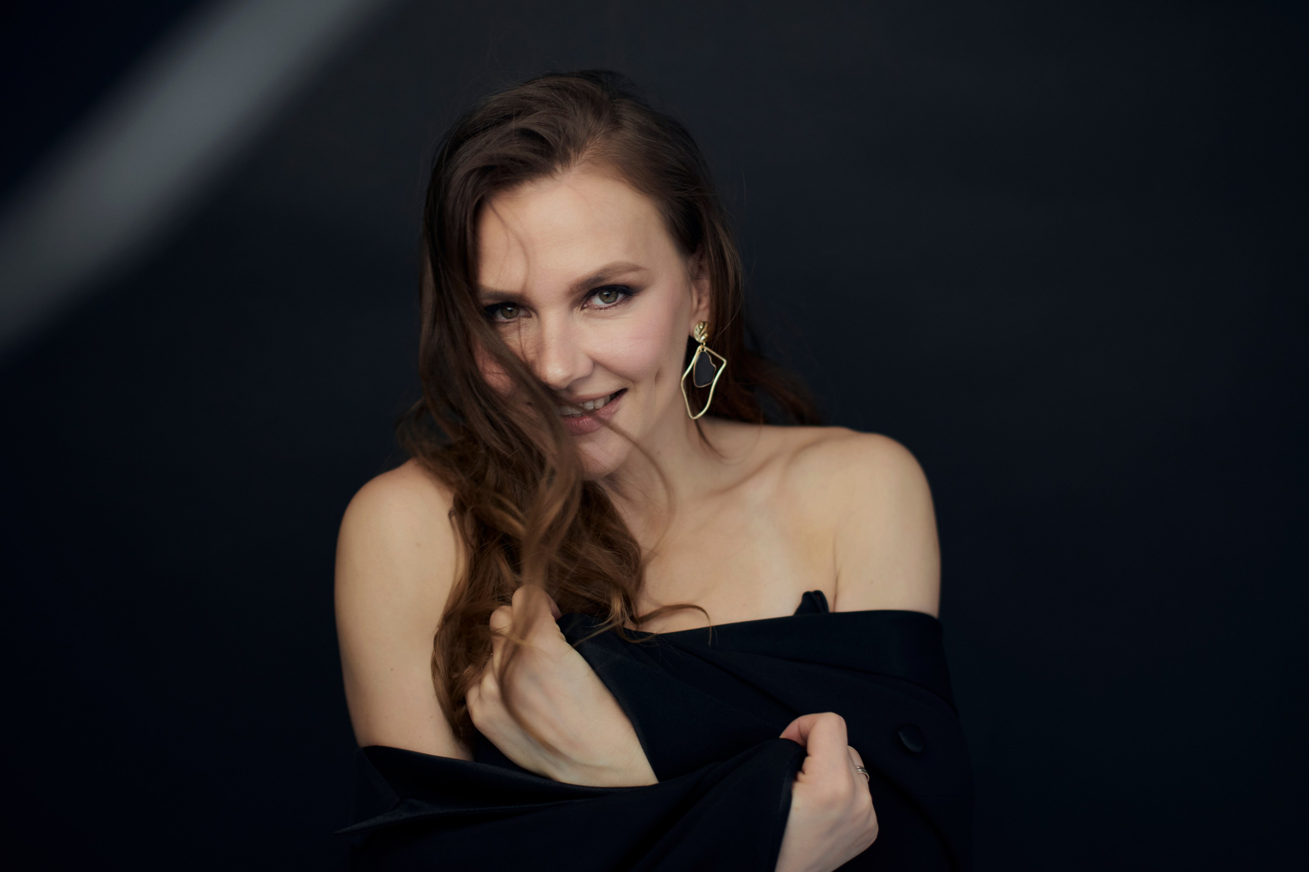 Студийные портреты для Виктории в эффектном образе. Репортажный и женский фотограф в Новосибирске