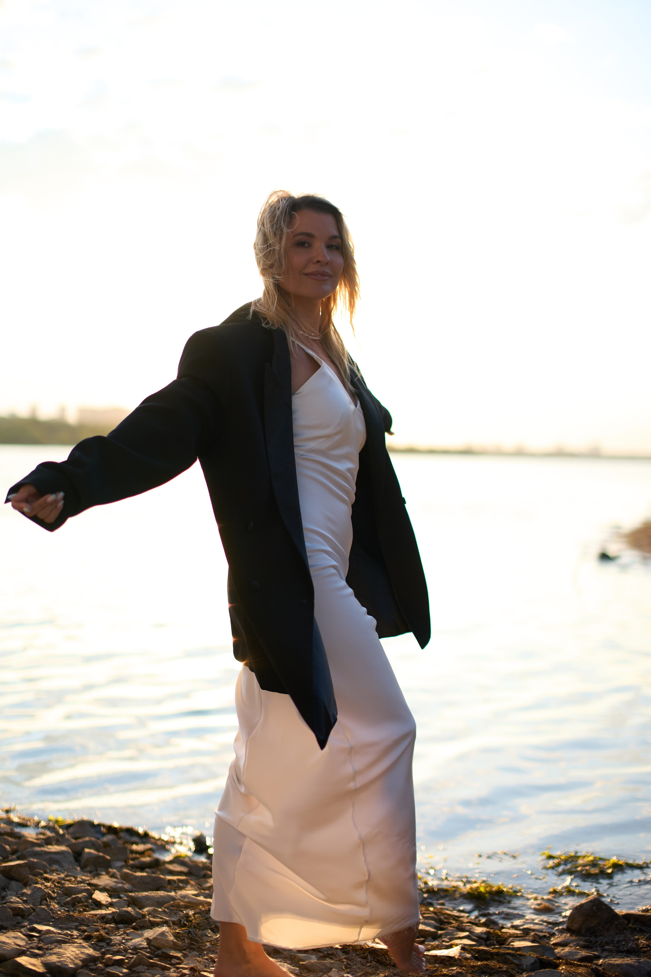 Фотосессия на закате под бугринским мостом. Репортажный и женский фотограф в Новосибирске