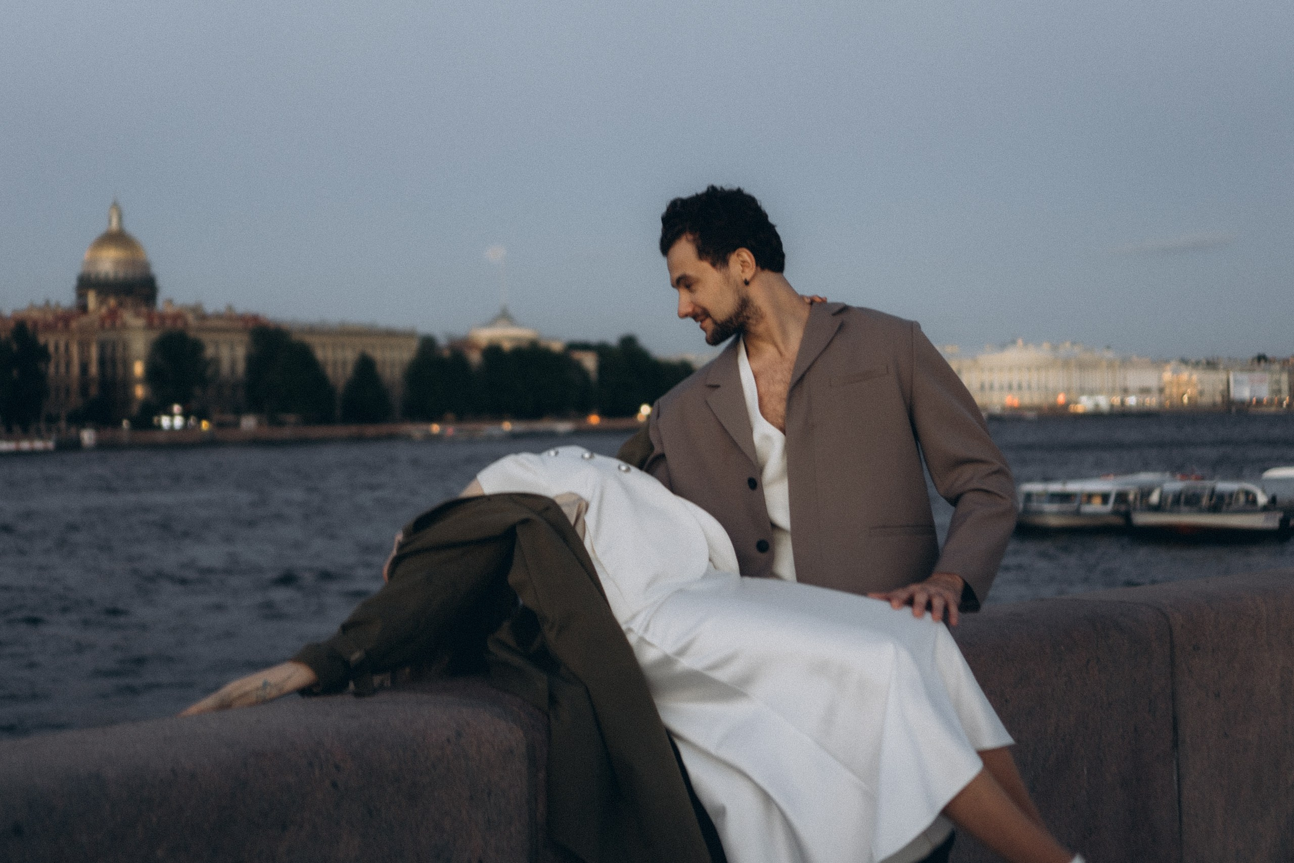 СВАДЕБНАЯ СЬЕМКА ПАРЫ НА РАССВЕТЕ В БЕЛЫЕ НОЧИ И ПРОГУЛКА С РАЗВОДНЫМИ МОСТАМИ И ПИКНИК ВОЗЛЕ ИСАКИЕВСКОГО СОБОРА. Профессиональный фотограф, Санкт-Петербург — Виктория Богомолова