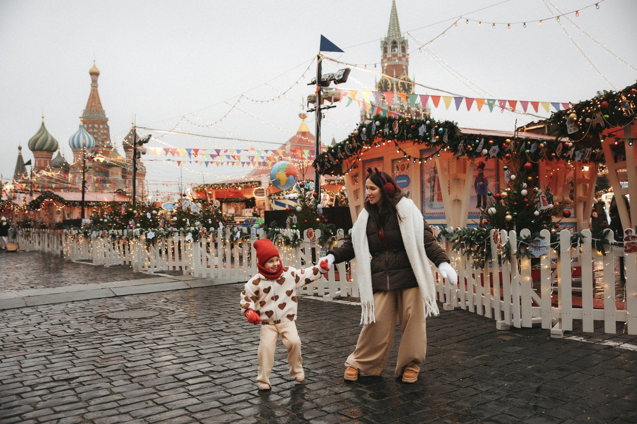 Новогодняя фотосессия на Гум ярмарка мама и дочка. Фотограф Владимир Москва