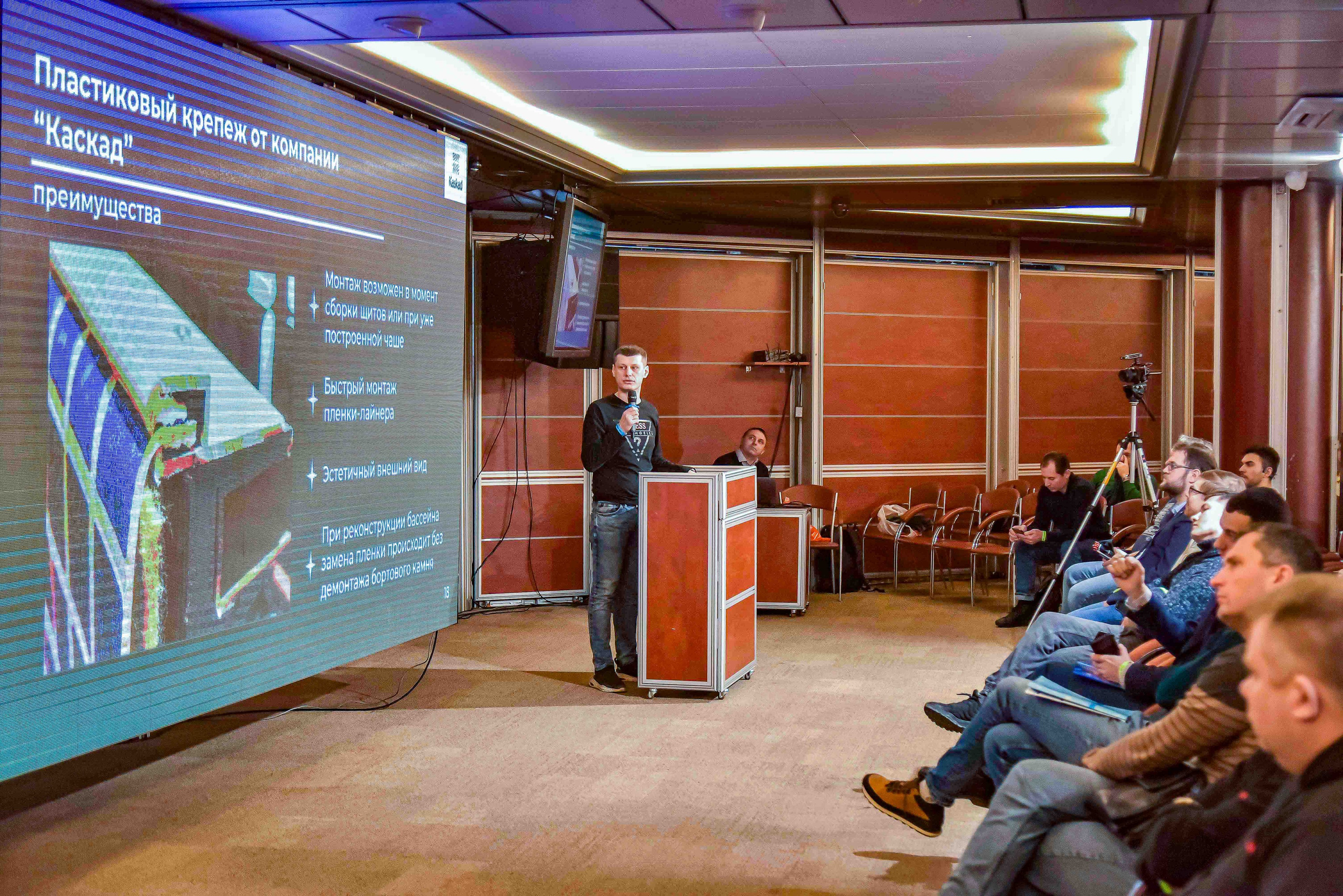 Выступление спикера на выставке в Москве, репортажная фотосъемка мероприятия передает атмосферу мероприятия.