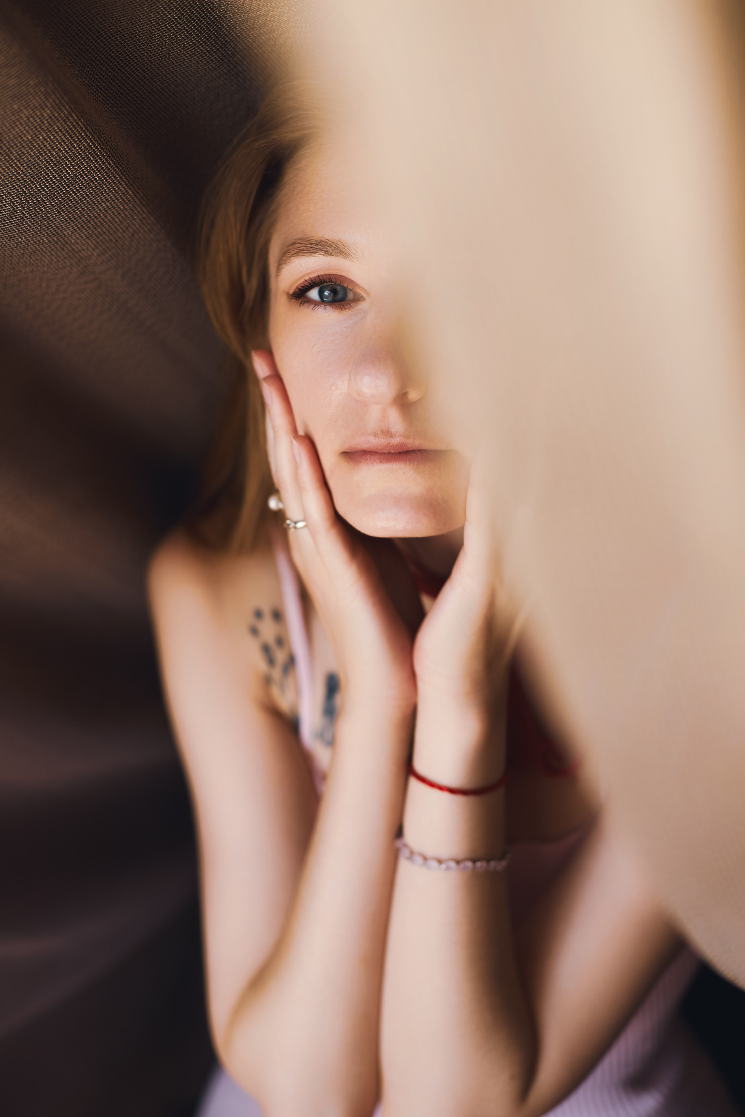 Портретная фотосессия в молодой женщины в романтическом стиле, студийная съемка, мягкий естественный свет