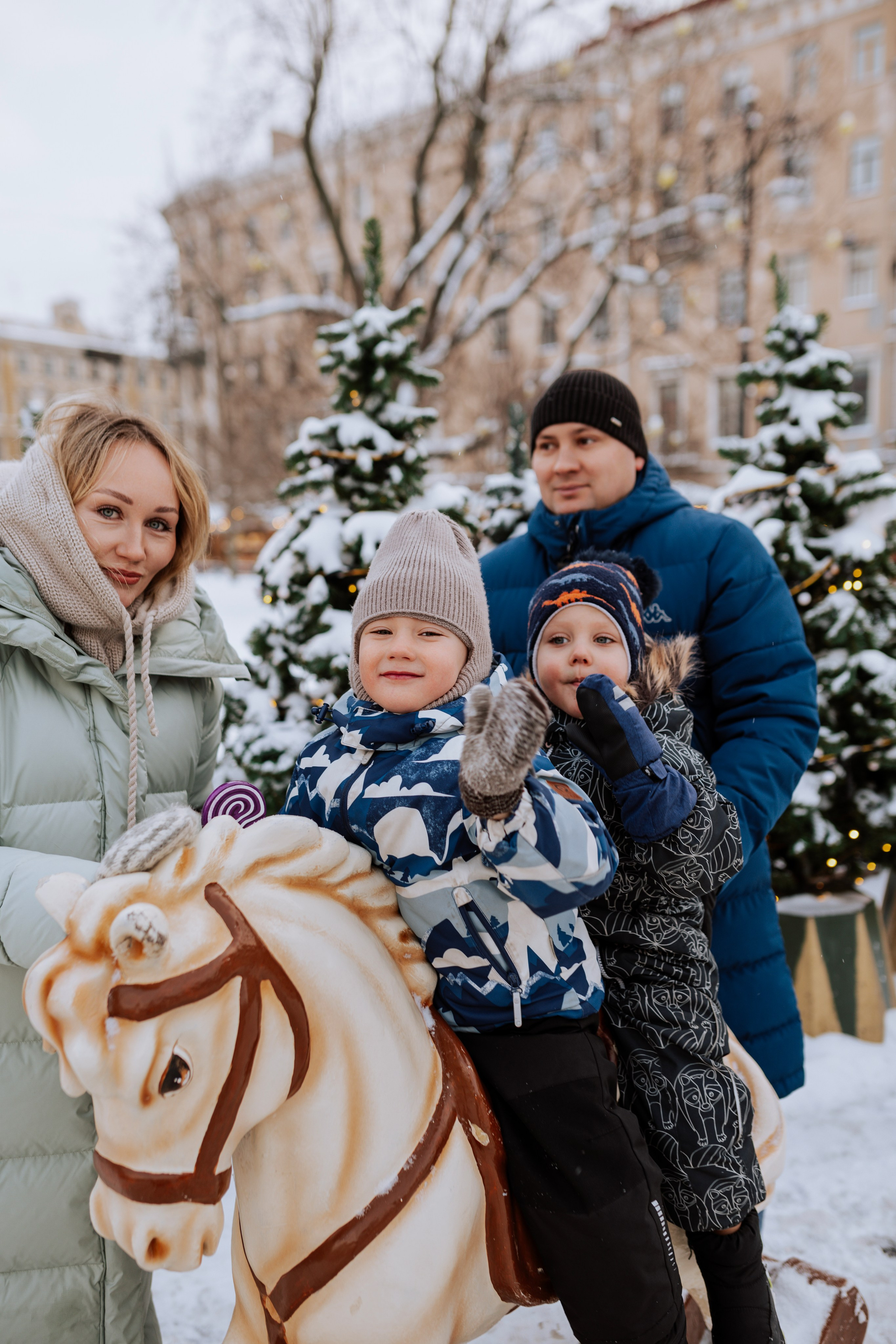 Семейная, Манежная площадь