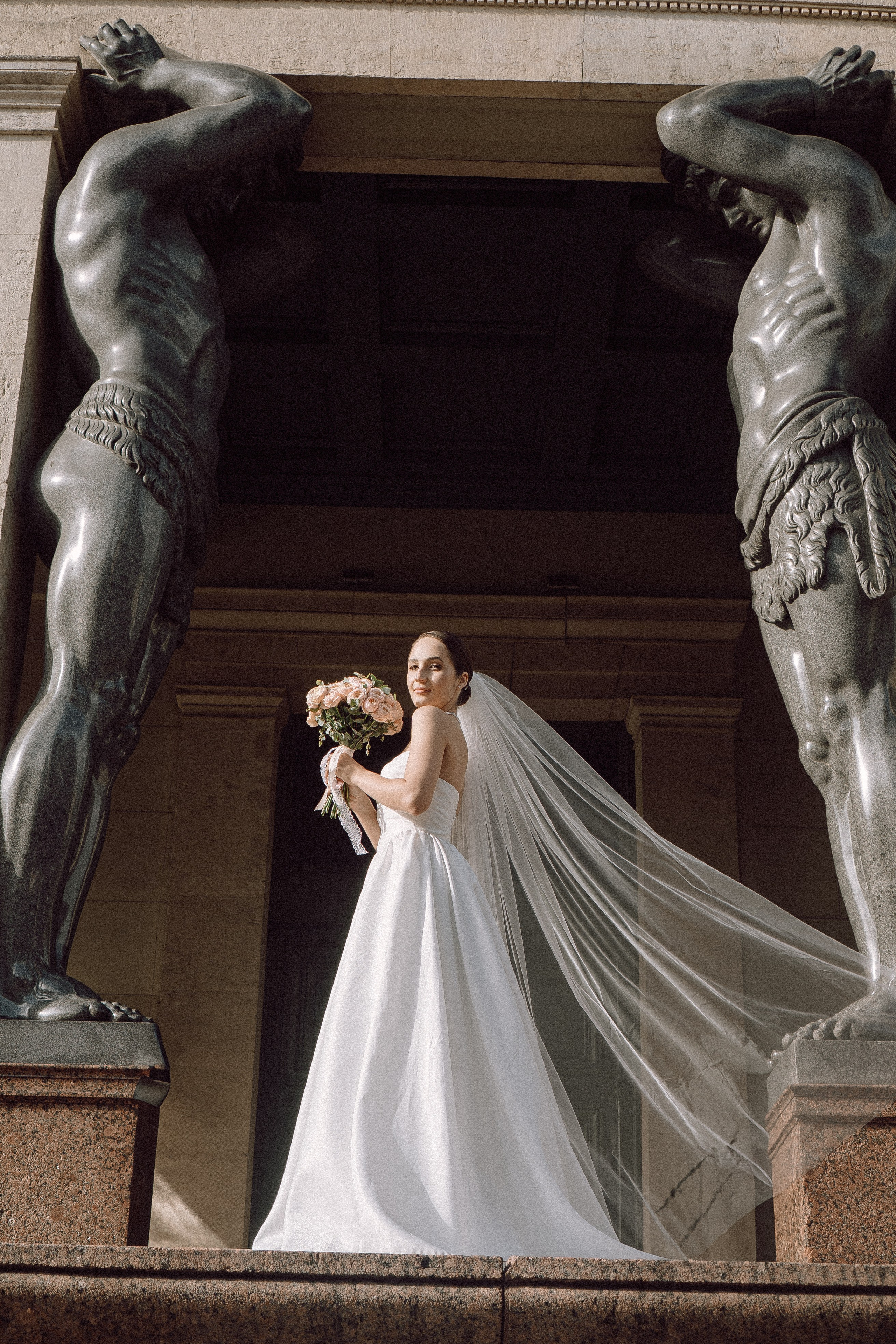 СВАДЕБНАЯ ПРОГУЛКА В САНТК-ПЕТЕРБУРГЕ (ИСАКИЕВСКИЙ СОБОР, ЗИМНЯЯ КАНАВКА, ЭРМИТАЖ И БОЛЬШАЯ МОРСКАЯ УЛИЦА). Профессиональный фотограф, Санкт-Петербург — Виктория Богомолова