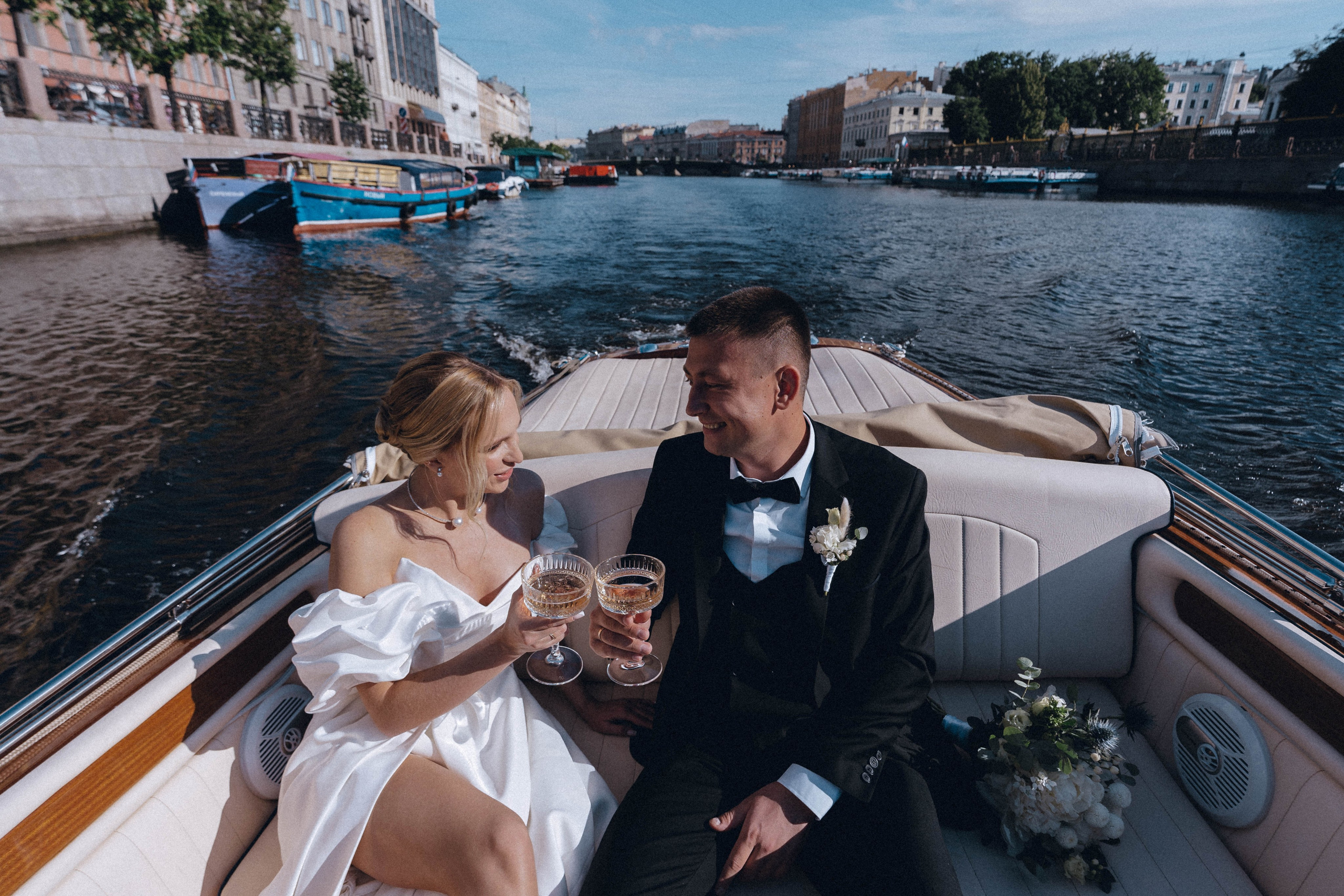 СВАДЕНБНАЯ СЬЕМКА НА КАТЕРЕ ПО КАНАЛАМ САНКТ-ПЕТЕРБУРГА И В АКВАТОРИИ НЕВЫ. Профессиональный фотограф, Санкт-Петербург — Виктория Богомолова
