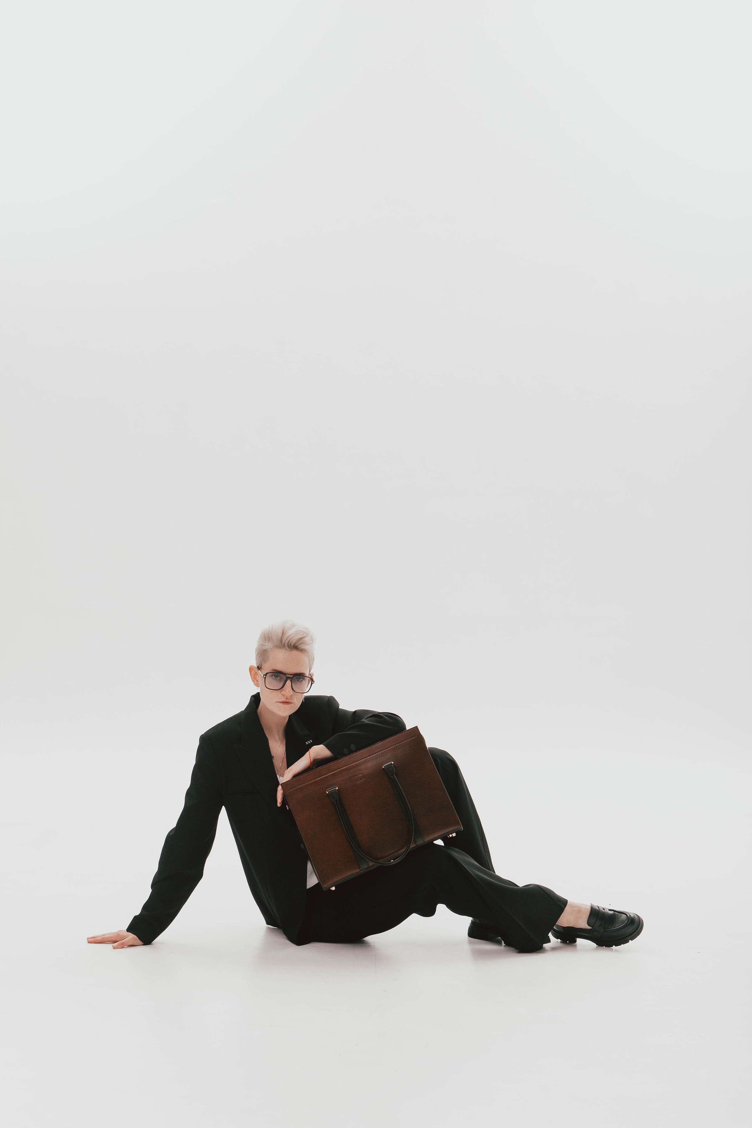 Анна Гречаная и изделие Дана Настаса 💼. Фотограф Ольга Крукле