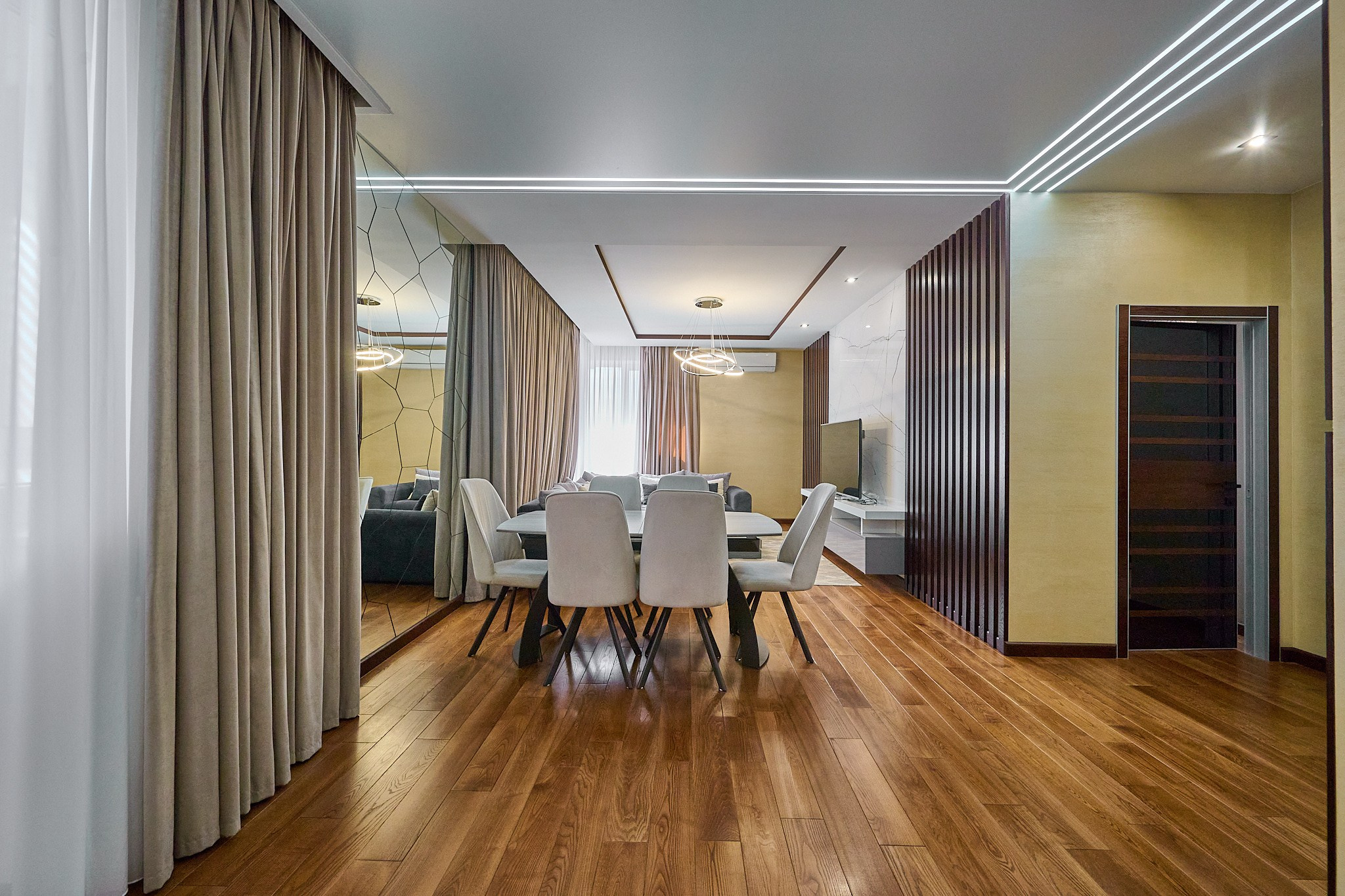 бежевые обои бежевые шторы белые стулья светлый стол 