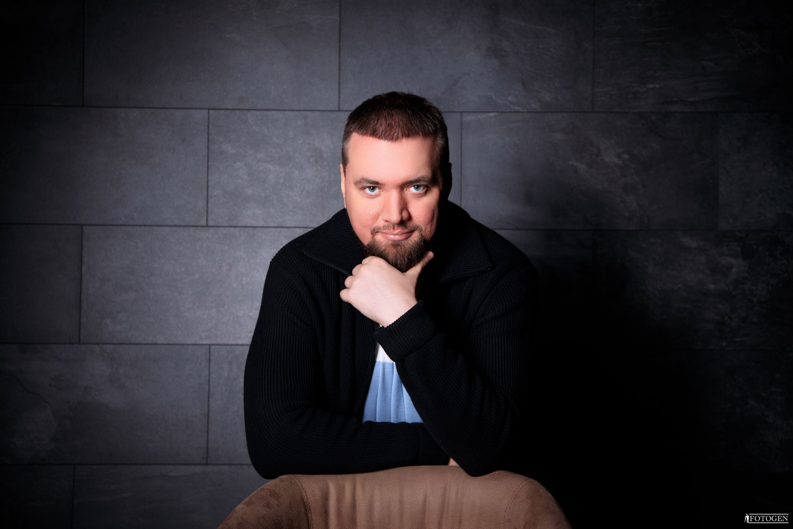 Профессиональная мужская фотосессия в Fotogen: Ваша история в кадре. Интерьерная фотостудия FOTOGEN г. Краснодар