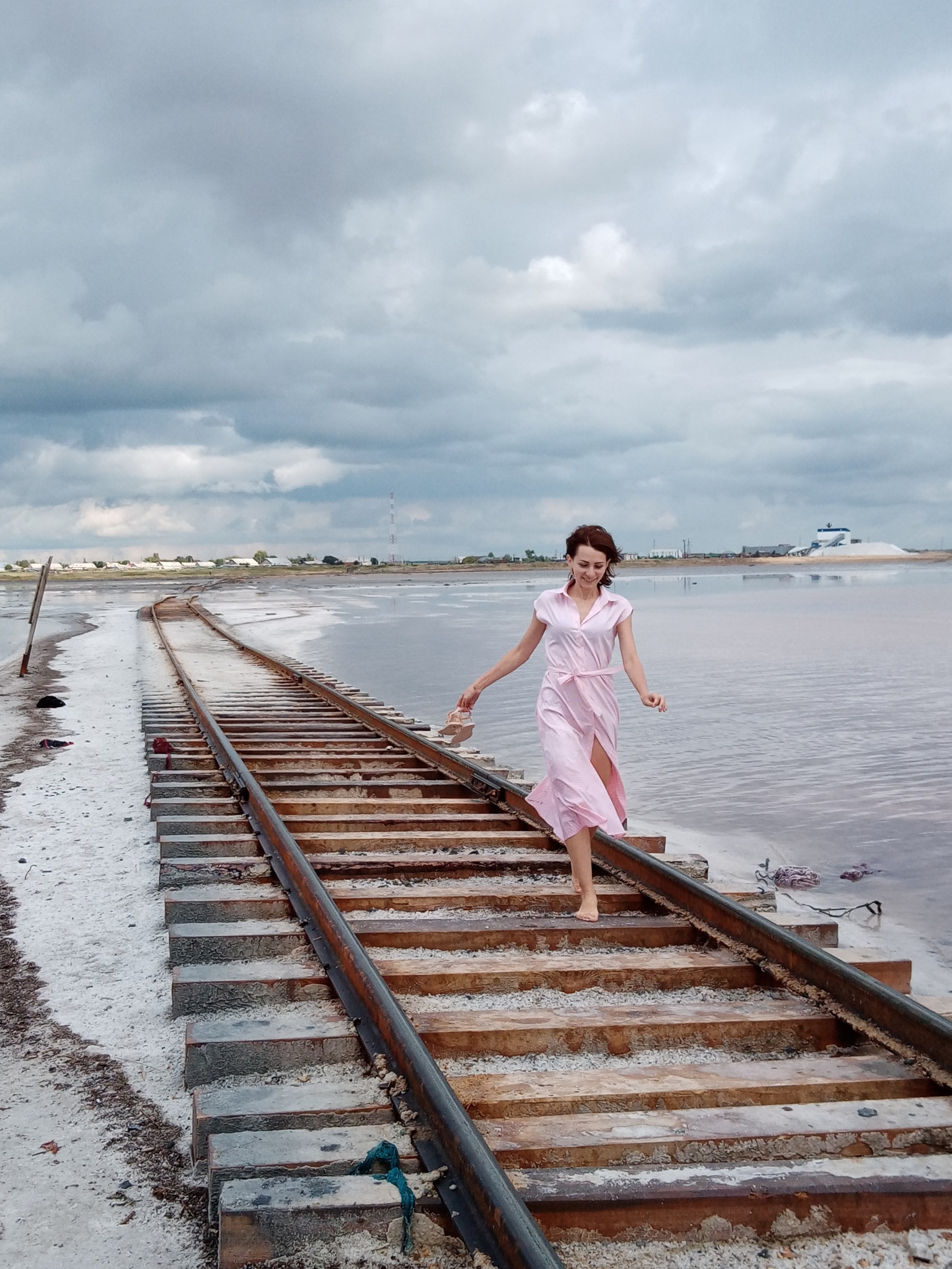 Море, Розовое озеро, Бурсоль, рельсы, девушка, небо