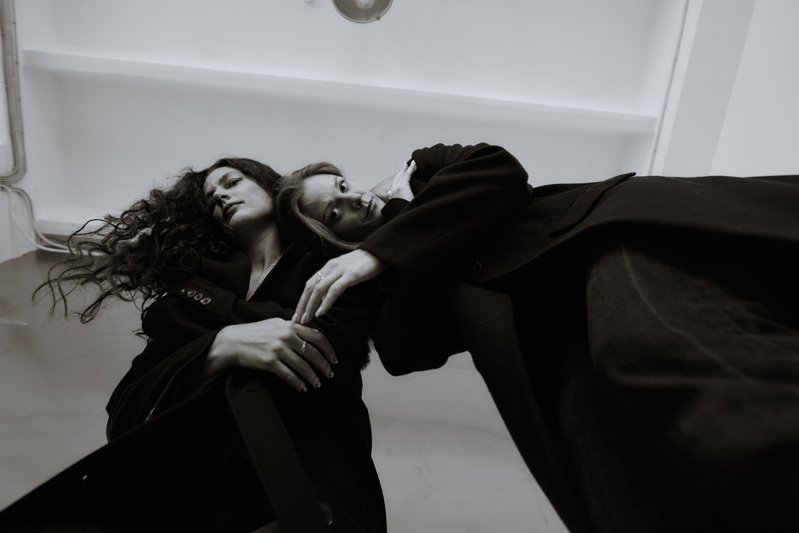 Две девушки снятые с низу на фоне потолка. Виктория Брызгалова и Анна Пижонкова