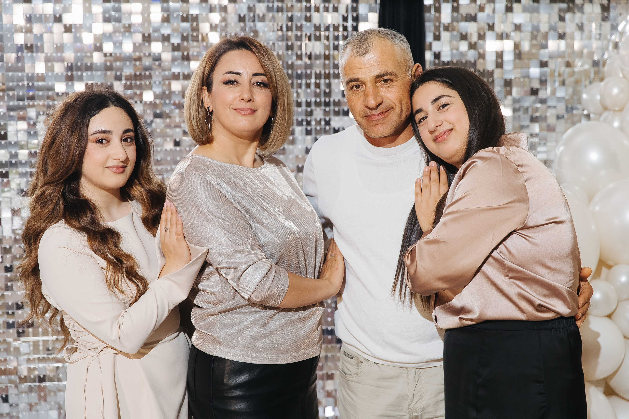 Ани и Назели. 35&5 День рождения, «Янтарь». Фотограф в Красноярске Надежда Воскресенская