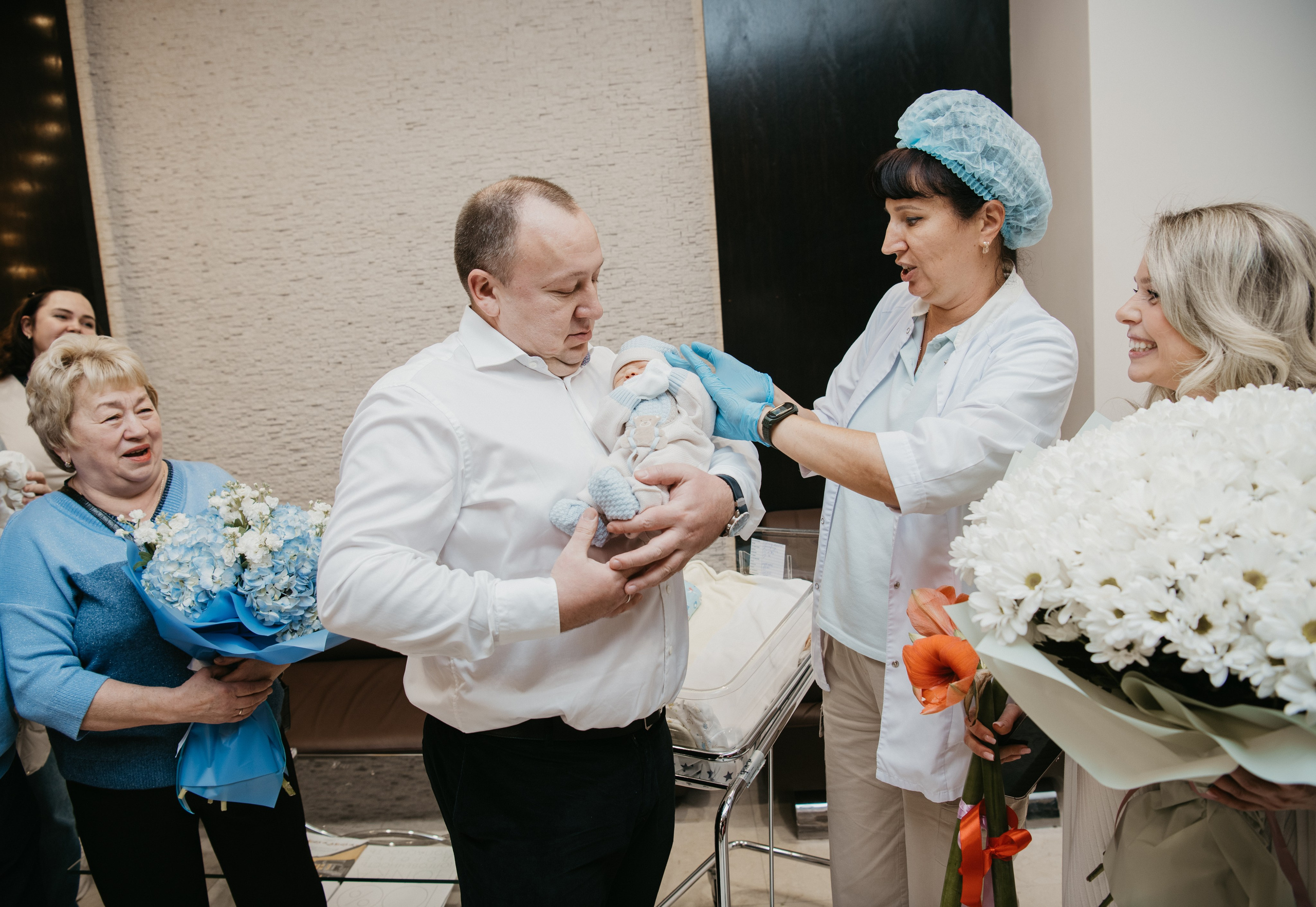 Выписка малыша. Мать и дитя в Лапино. Фотограф на выписку из роддома в Москве и МО
