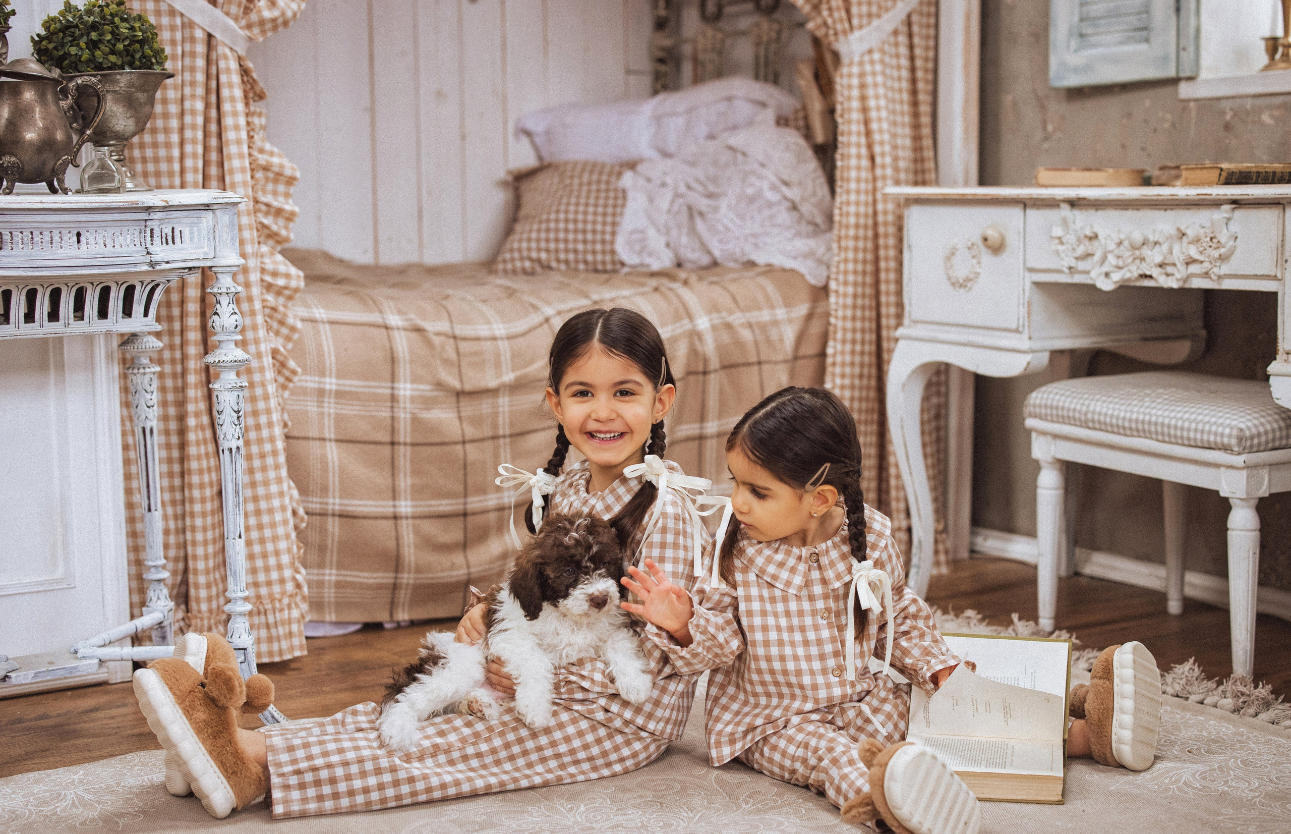 Фотосессия с щенками Лаго́тто-романьо́ло, в Винтажной фотостудии город Краснодар. Семейный и детский фотограф в Краснодаре Анна Трашкова