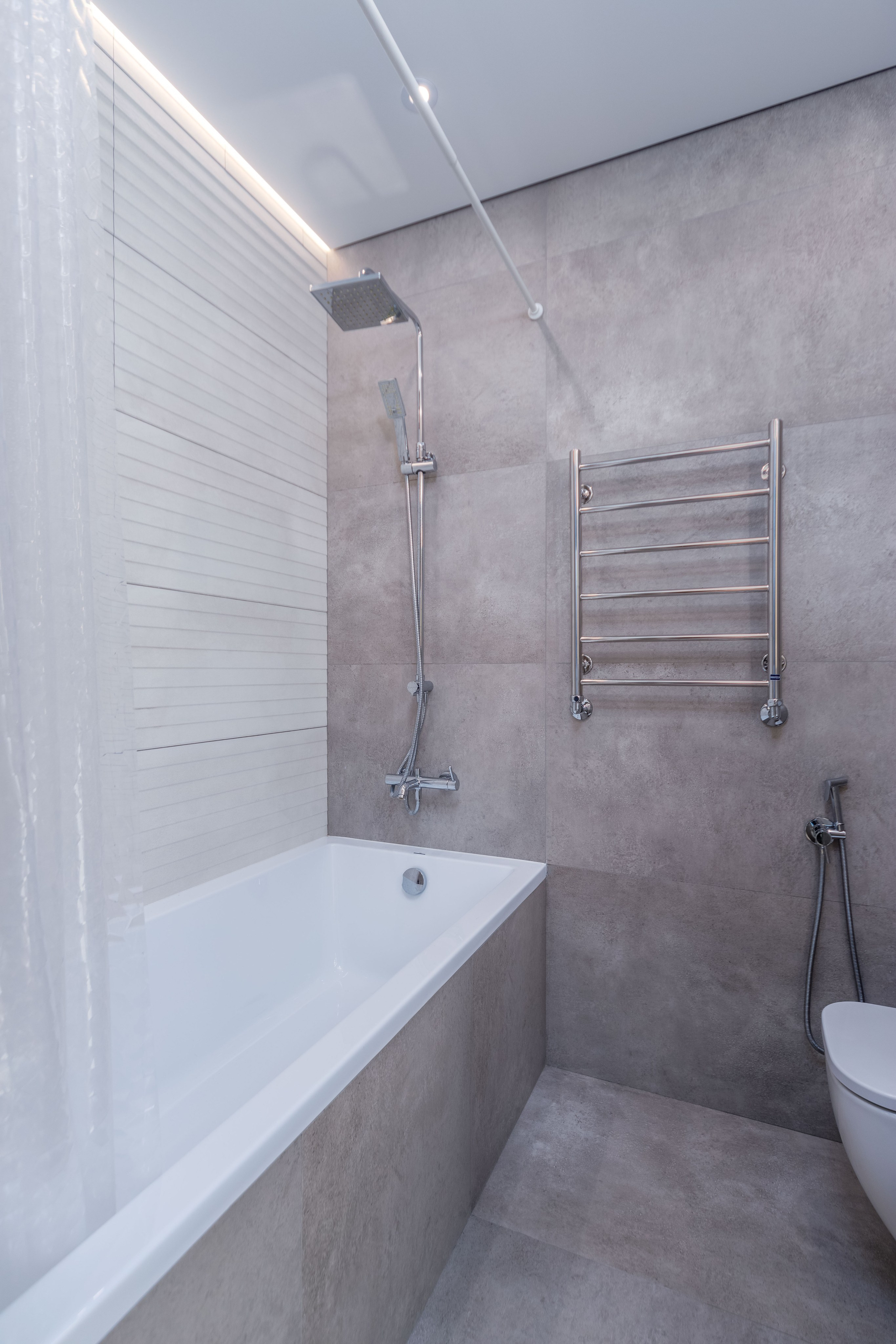 Зона ванной в санузле двухкомнатной квартиры