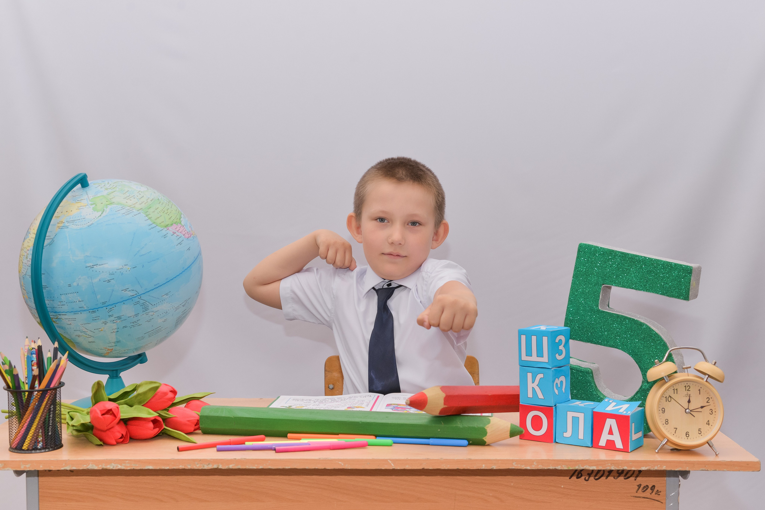 Первоклашки на белом фоне. Детский и школьный фотограф в Костанае Рабига Сейткенова