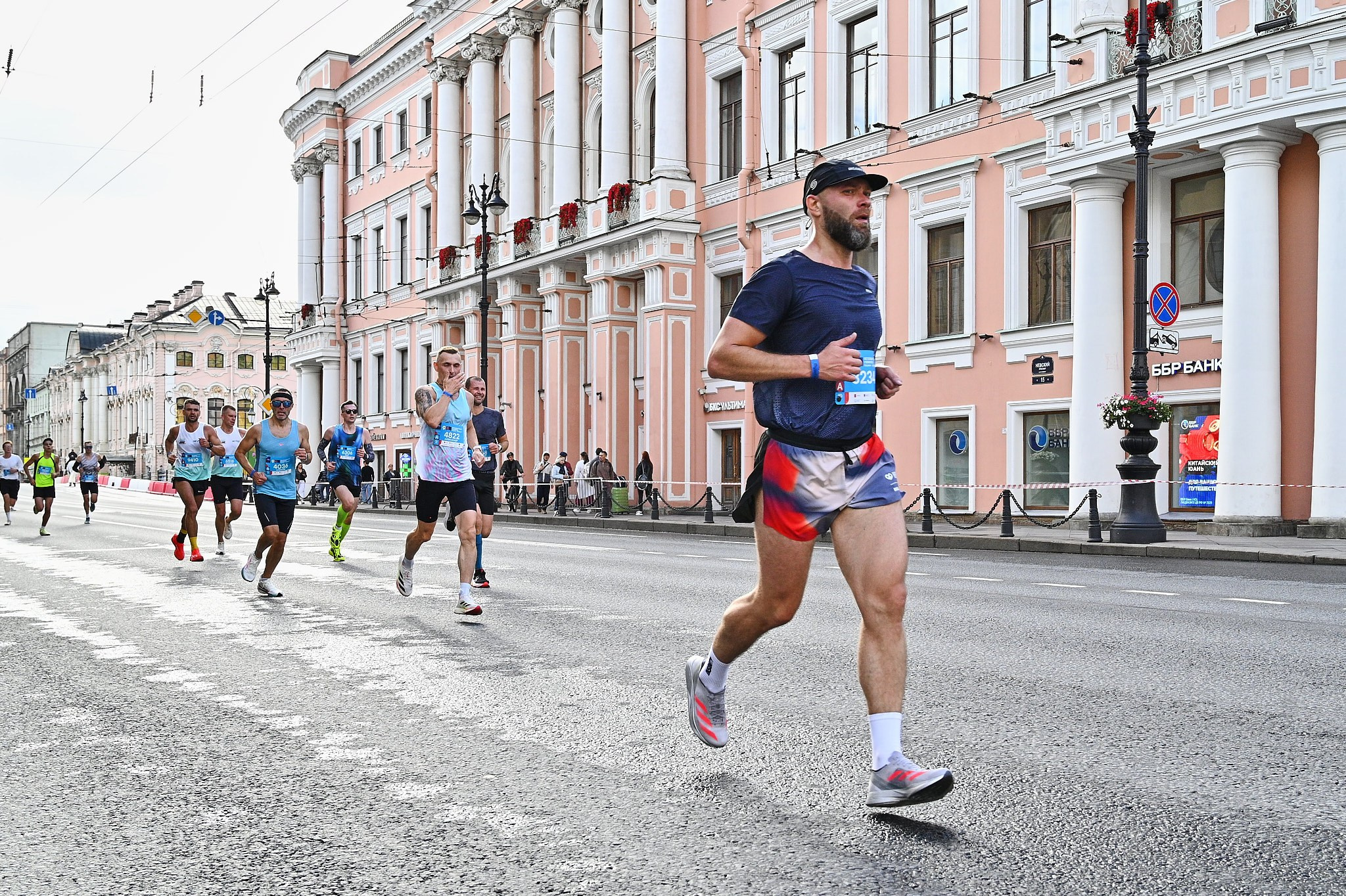 Один день из жизни спортивного фотографа: как я снимал 99-й Петербургский марафон 📸🏃‍♂️