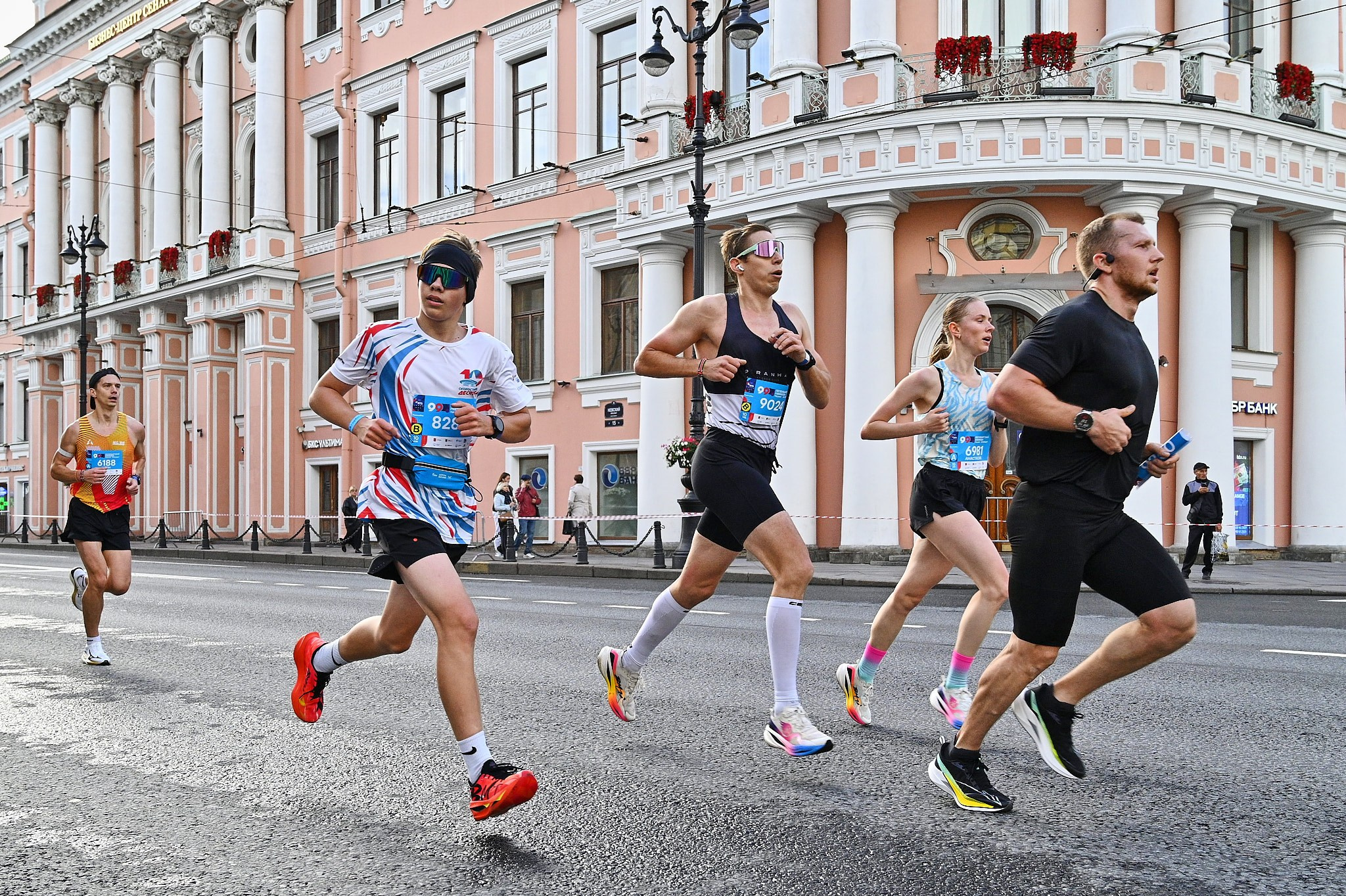 Один день из жизни спортивного фотографа: как я снимал 99-й Петербургский марафон 📸🏃‍♂️