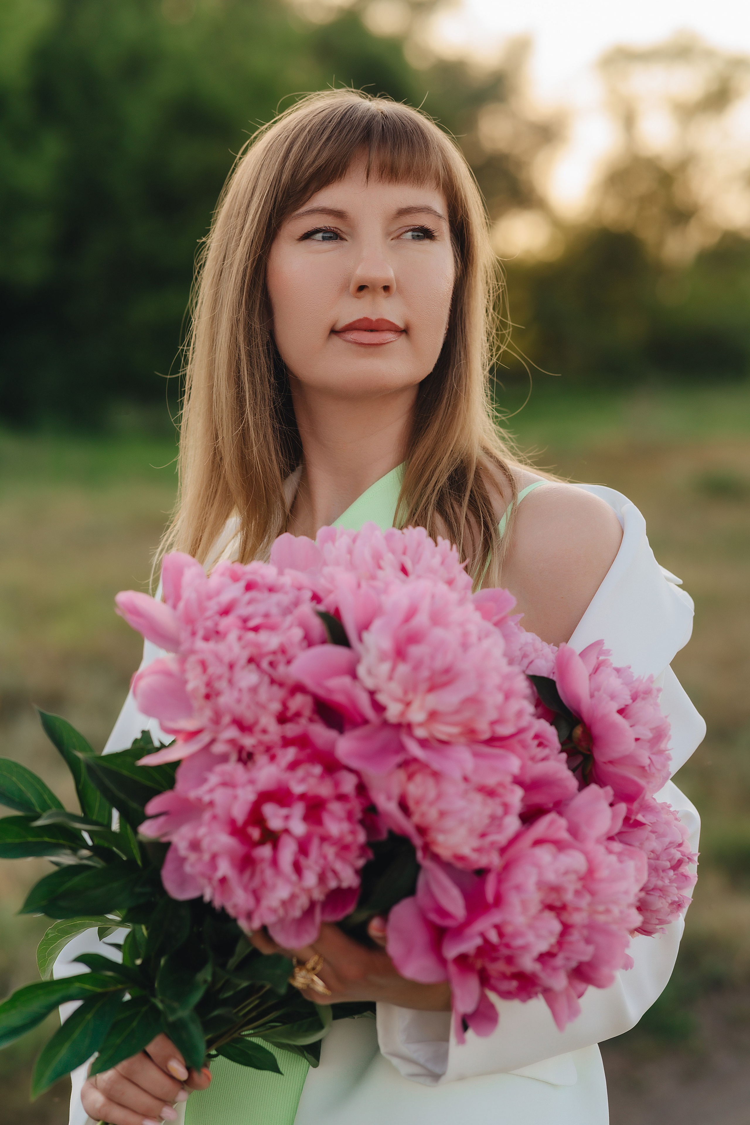 Анастасия | Съемка на закате с букетом пионов. Фотограф Карина Шмулёва. Воронеж и область