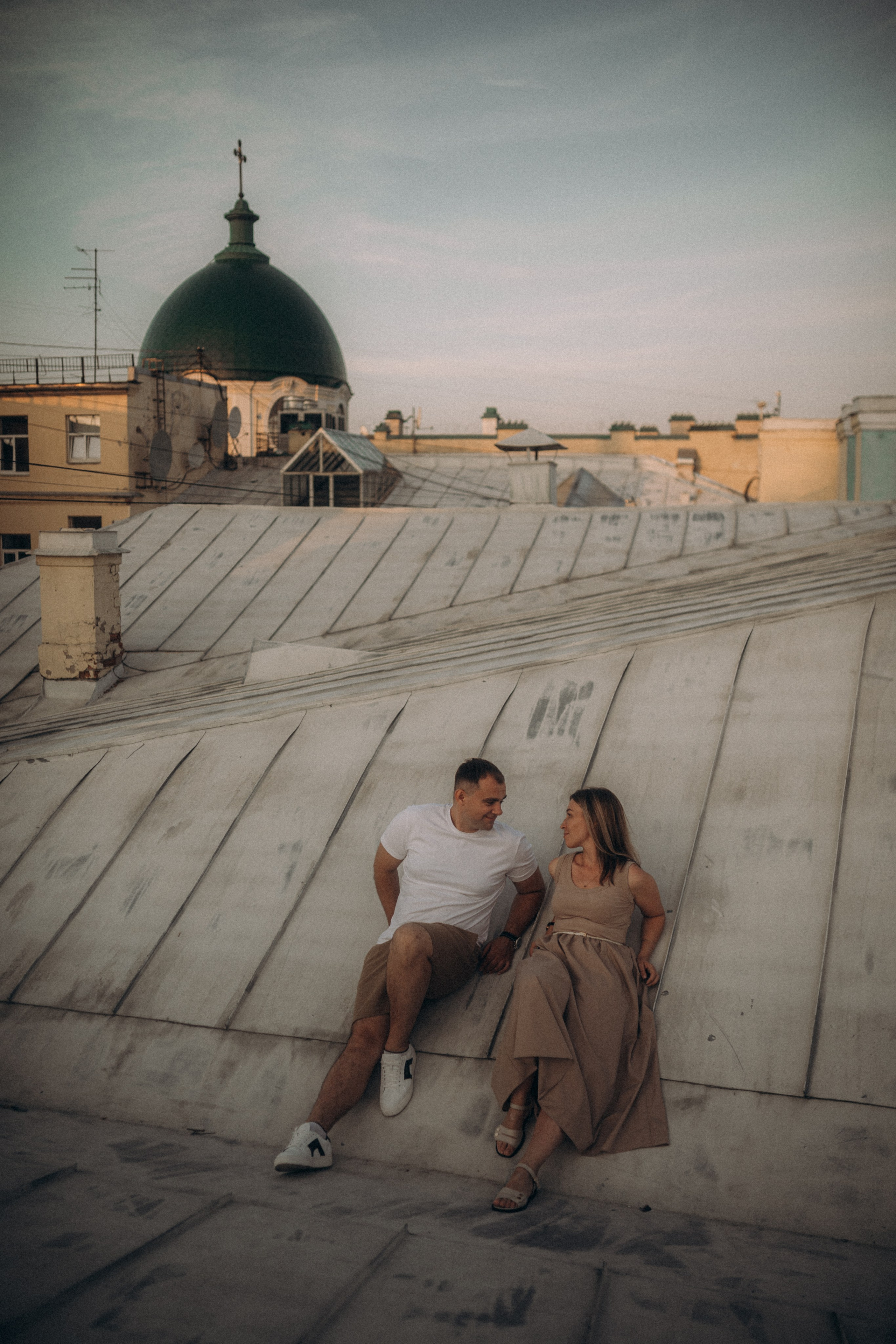 Мы сидим на питерской, теплой крыше. Фотограф в Санкт Петербурге Лара Великова
