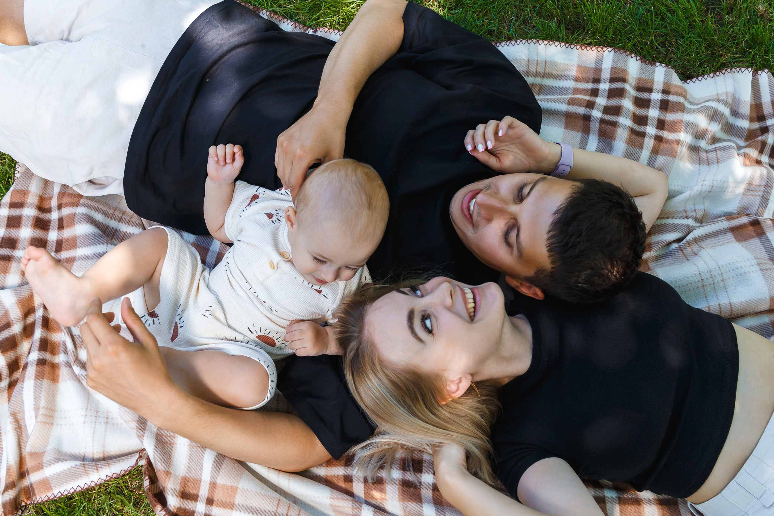 Марку 1 год и он проводит время с родителями в парке. Событийный фотограф Максим Бескоровайновнов