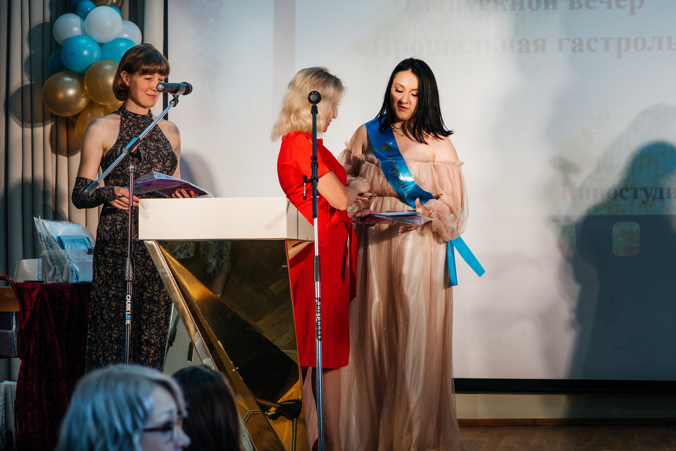 Вручение аттестатов. Выпускные альбомы в Подольске Москве и МО