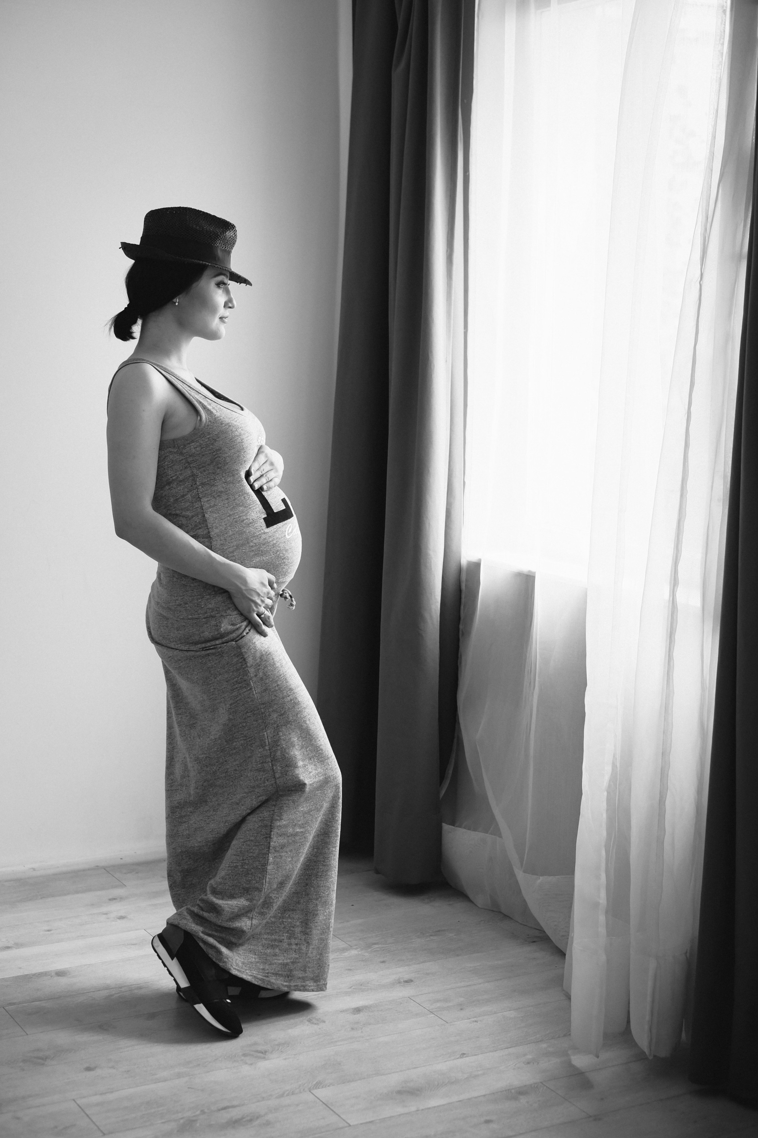 Съемка для двух беременных подруг в светлой студии. Фотографы в Москве Светлана Устинова и Сергей Грачев