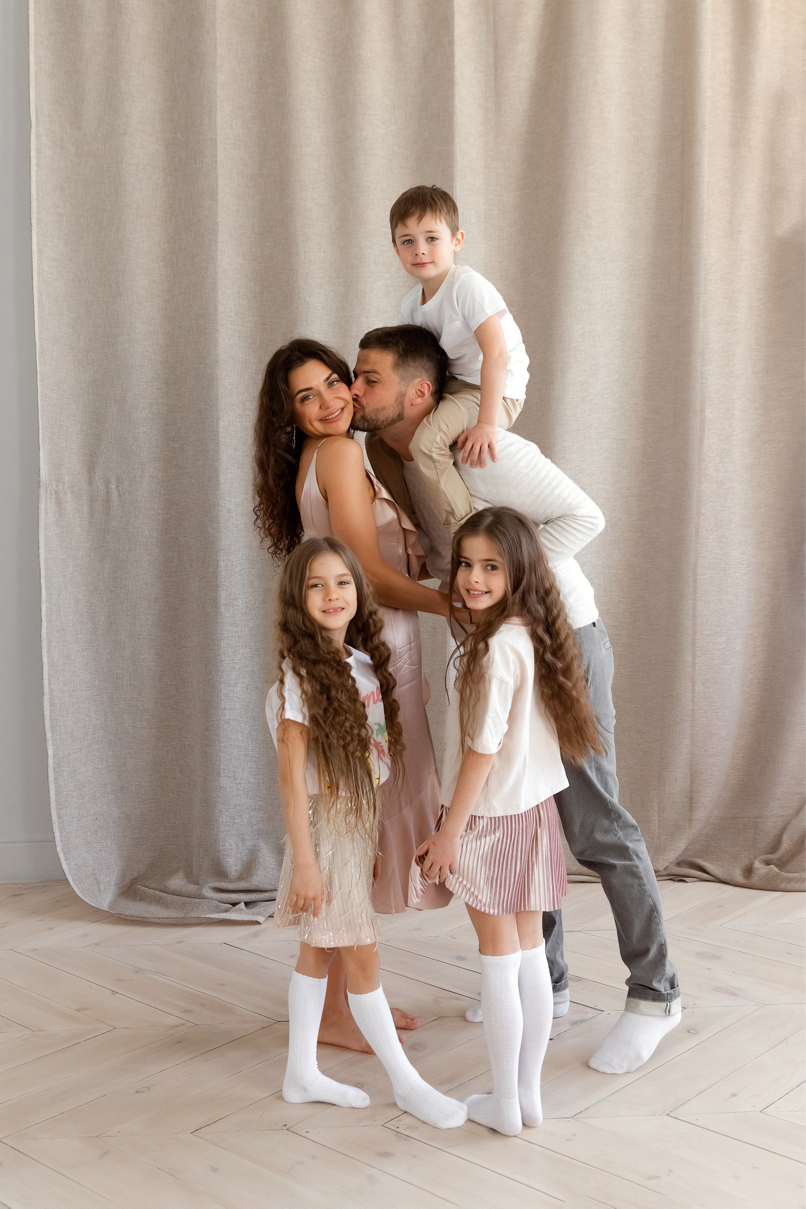 Семейная съемка в студии Villa Nina. Семейный фотограф в Екатеринбурге Маргарита Курносова