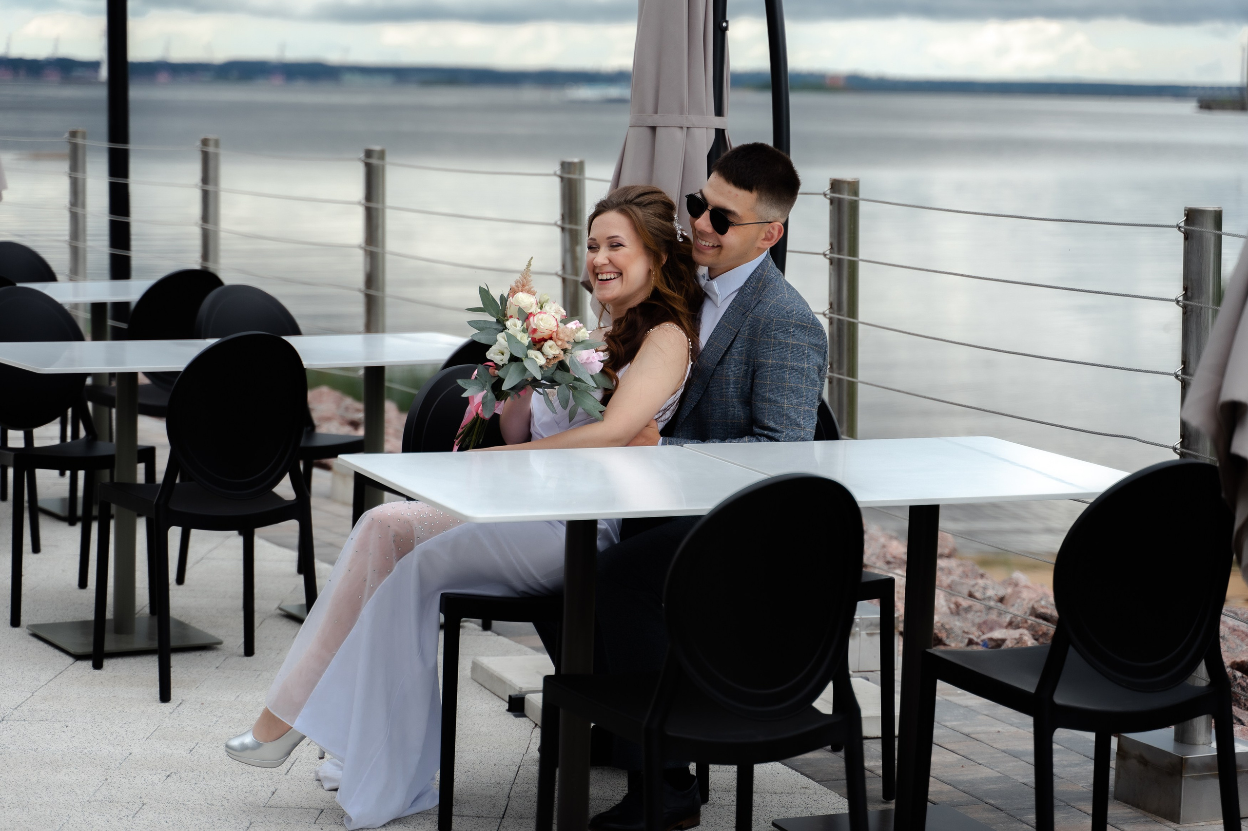 Красивые места для свадебной фотосессии летом в Санкт-Петербурге. Свадебный фотограф Александр Невский в Санкт-Петербурге