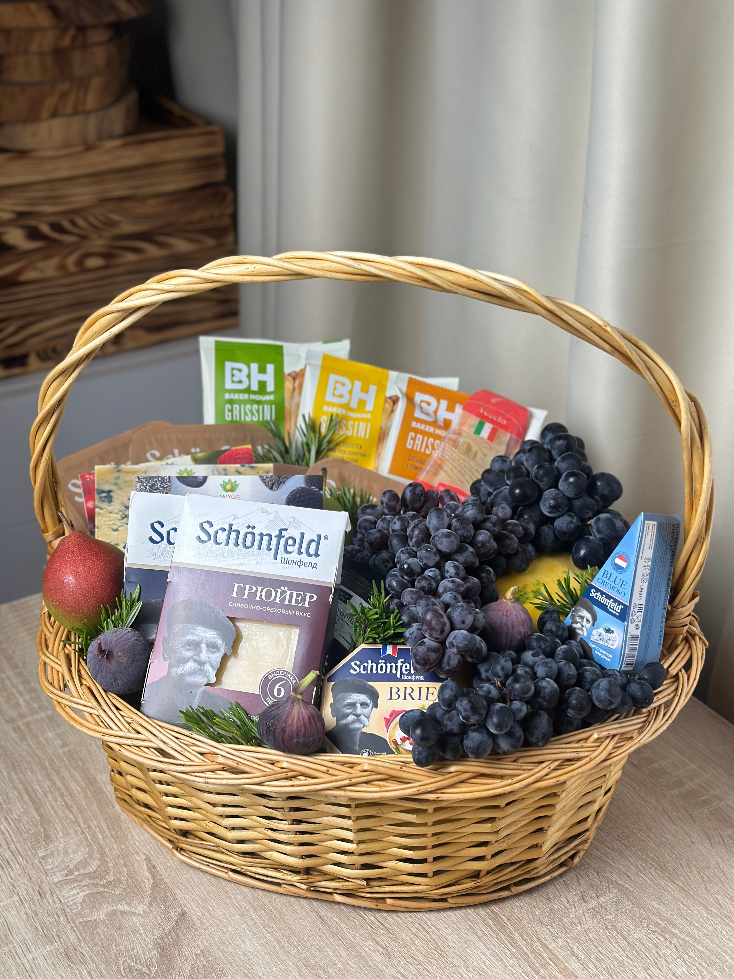 Корзины. Выездной кейтеринг, съедобные букеты, торты и сладости на заказ