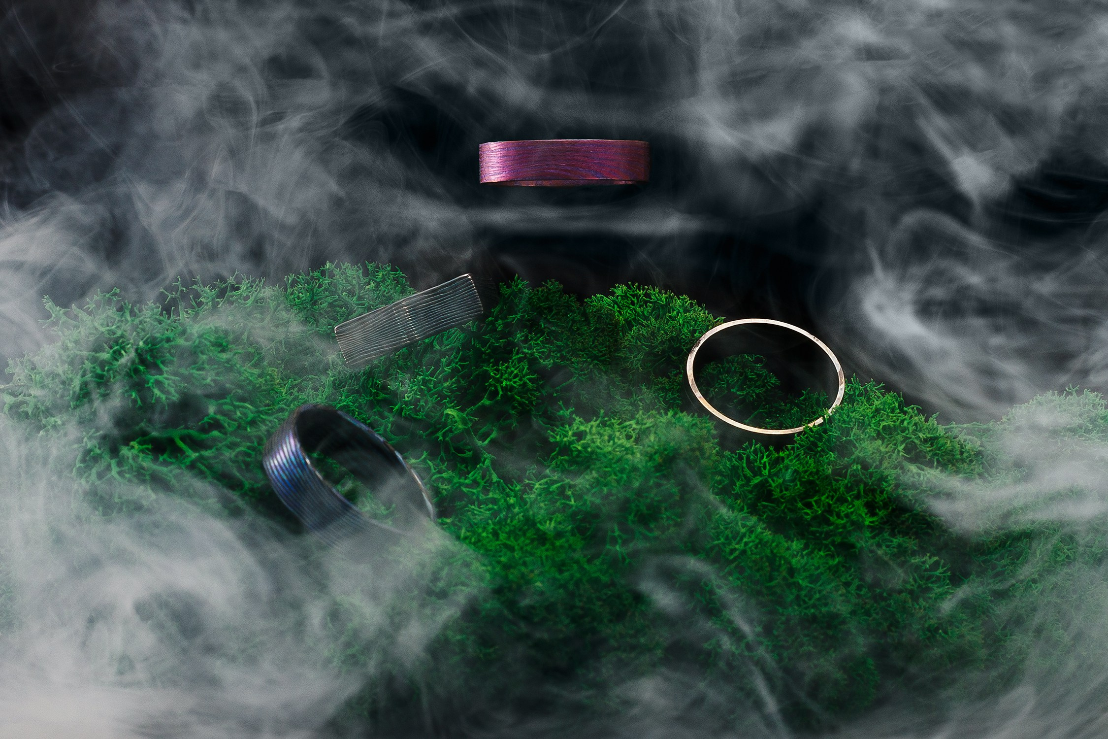 Ювелирный фотограф в Санкт-Петербурге. Рекламный фотограф ювелирных украшений и бижутерии. Имиджевая фотосъёмка для брендов украшений и галлерей. Постановочные фото украшений. Фото украшений для продажи.