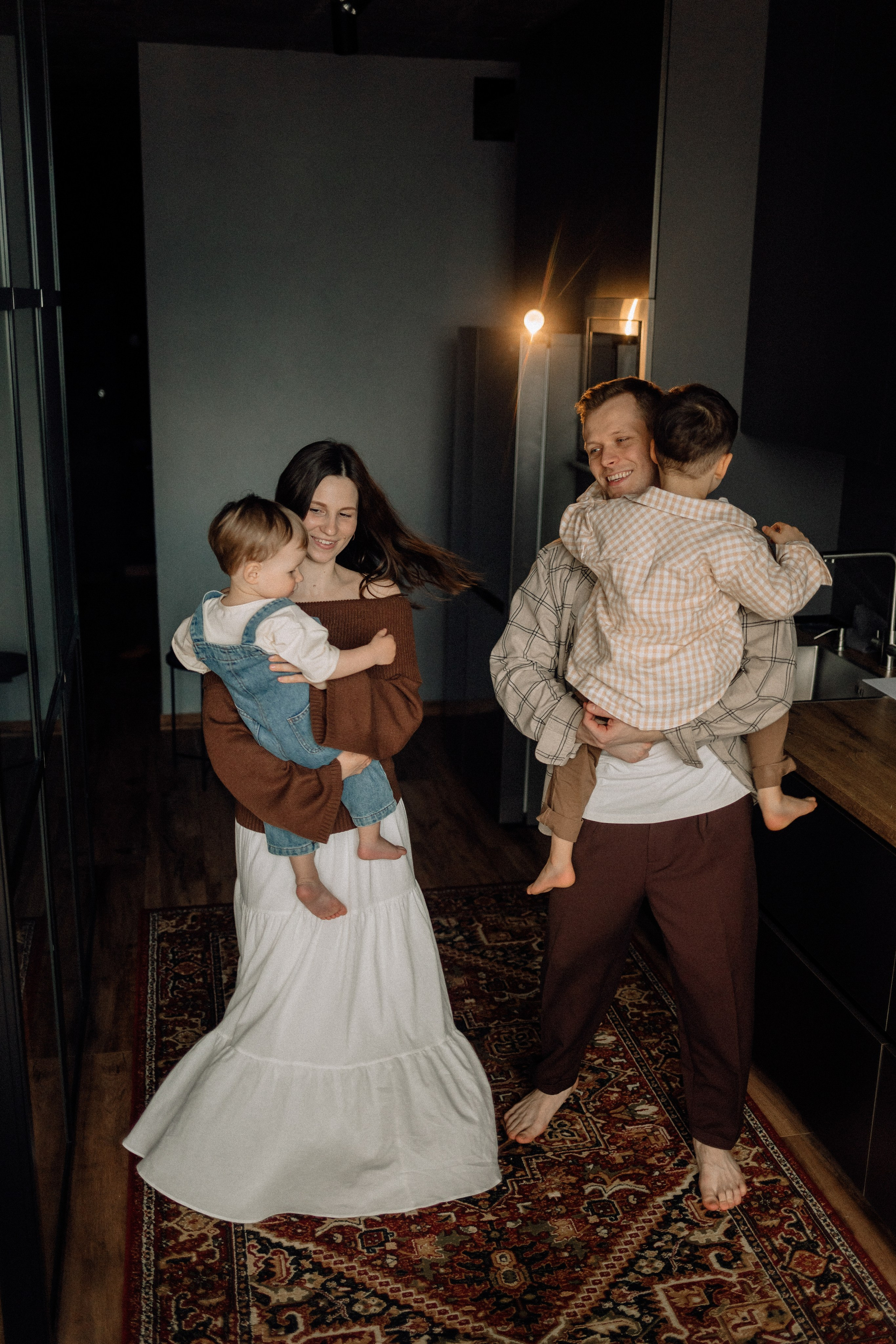 Звонко смеялись