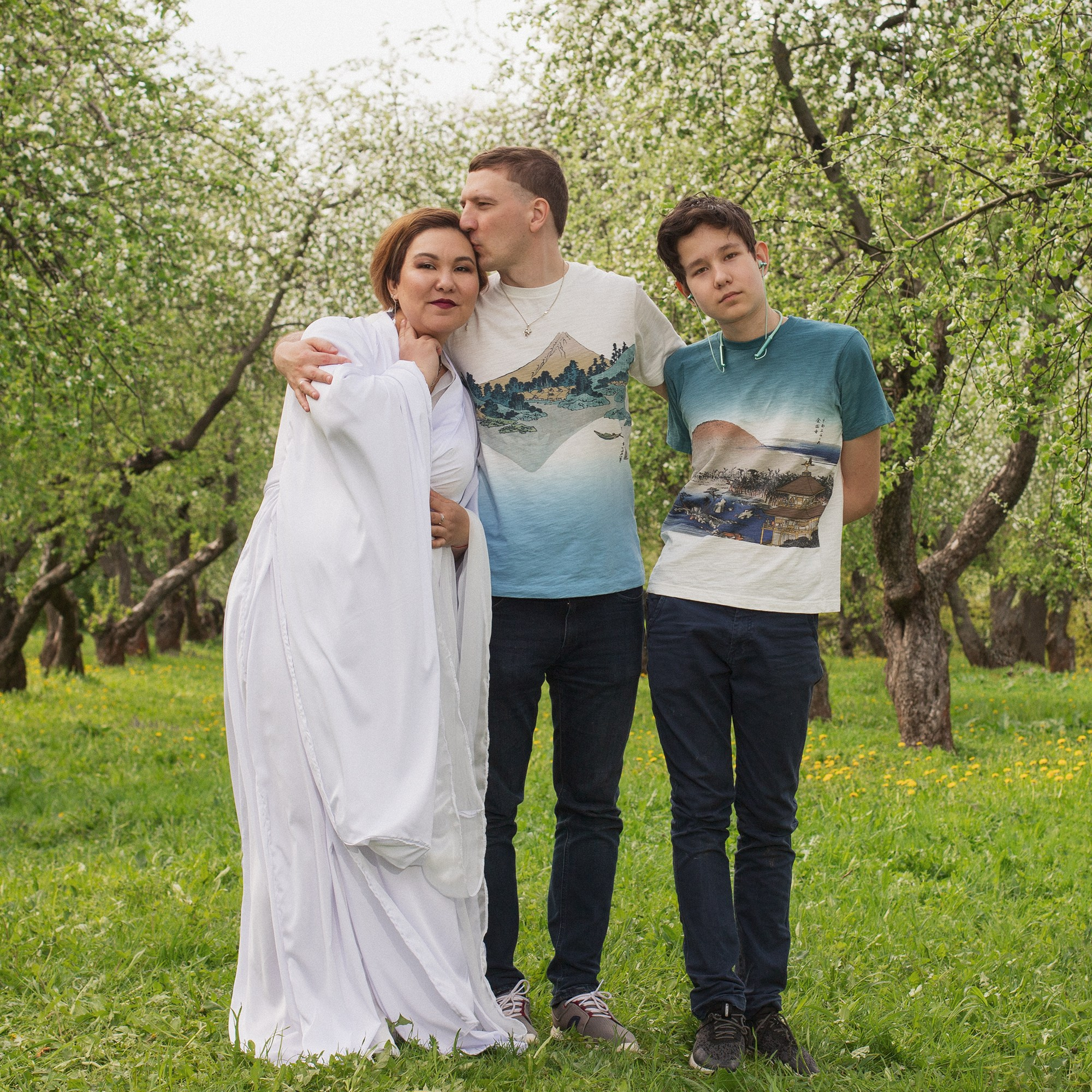 Семейная фотосессия в весеннем саду. Необычные портретные фотосессии под ключ в Москве