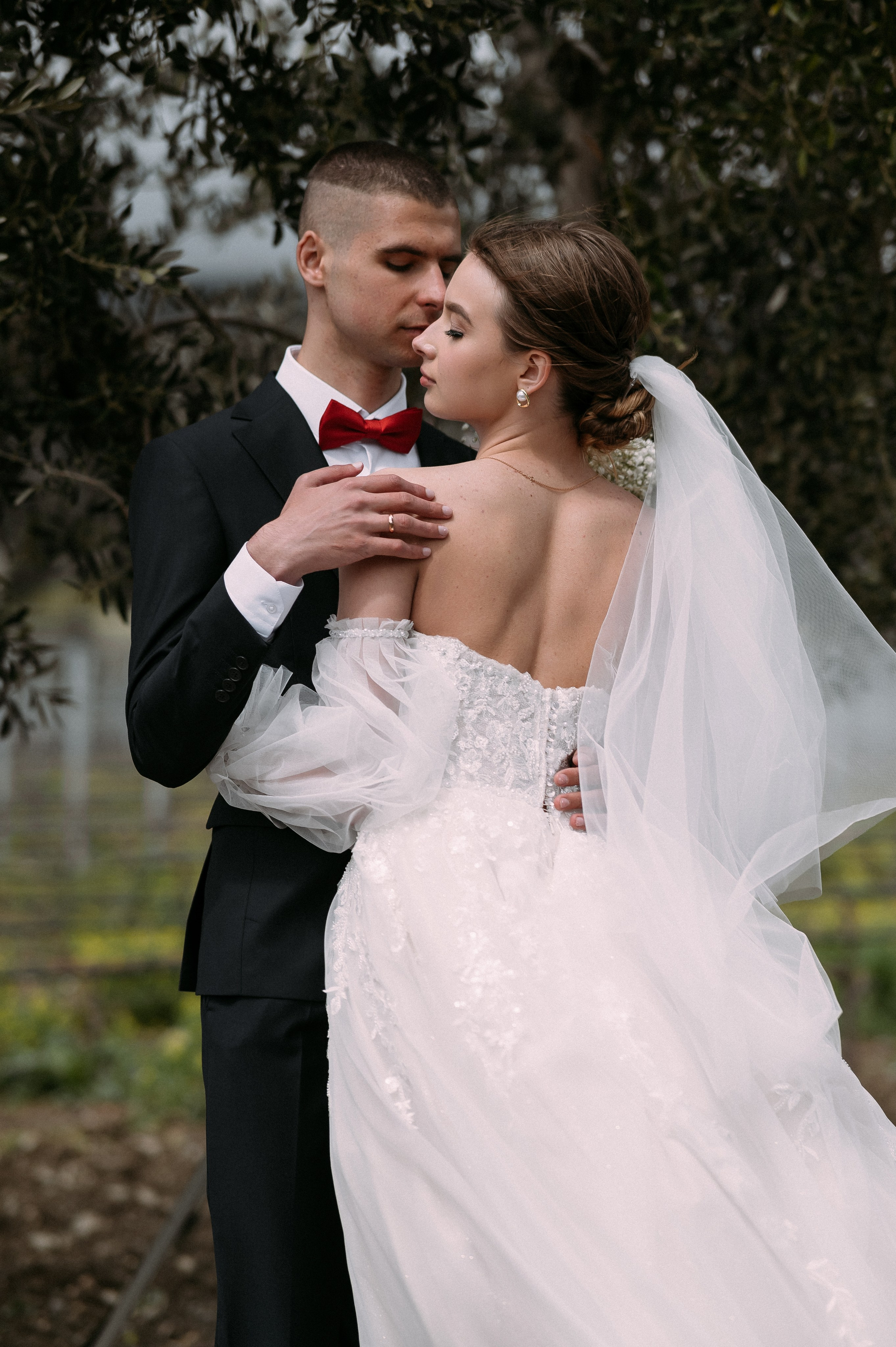 Свадебное утро и прогулка красивой яркой пары. Свадебный и семейный фотограф в Симферополе Дарья Маркова