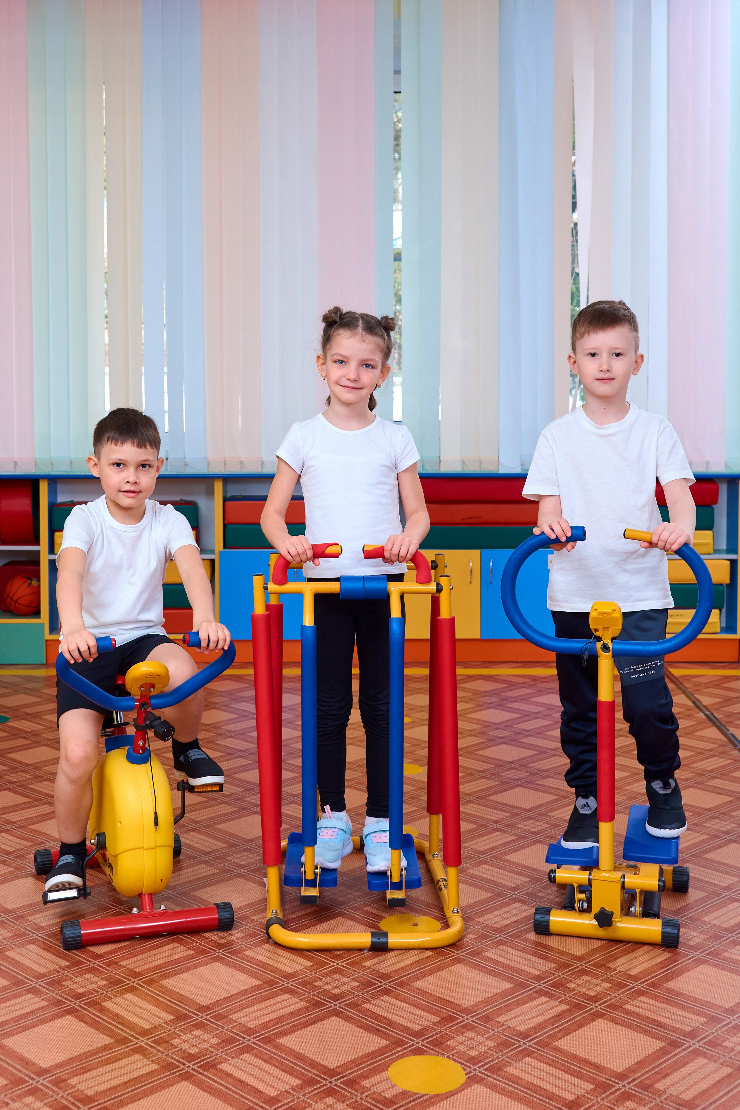 Занятие в спортзале. Childrenfoto.ru