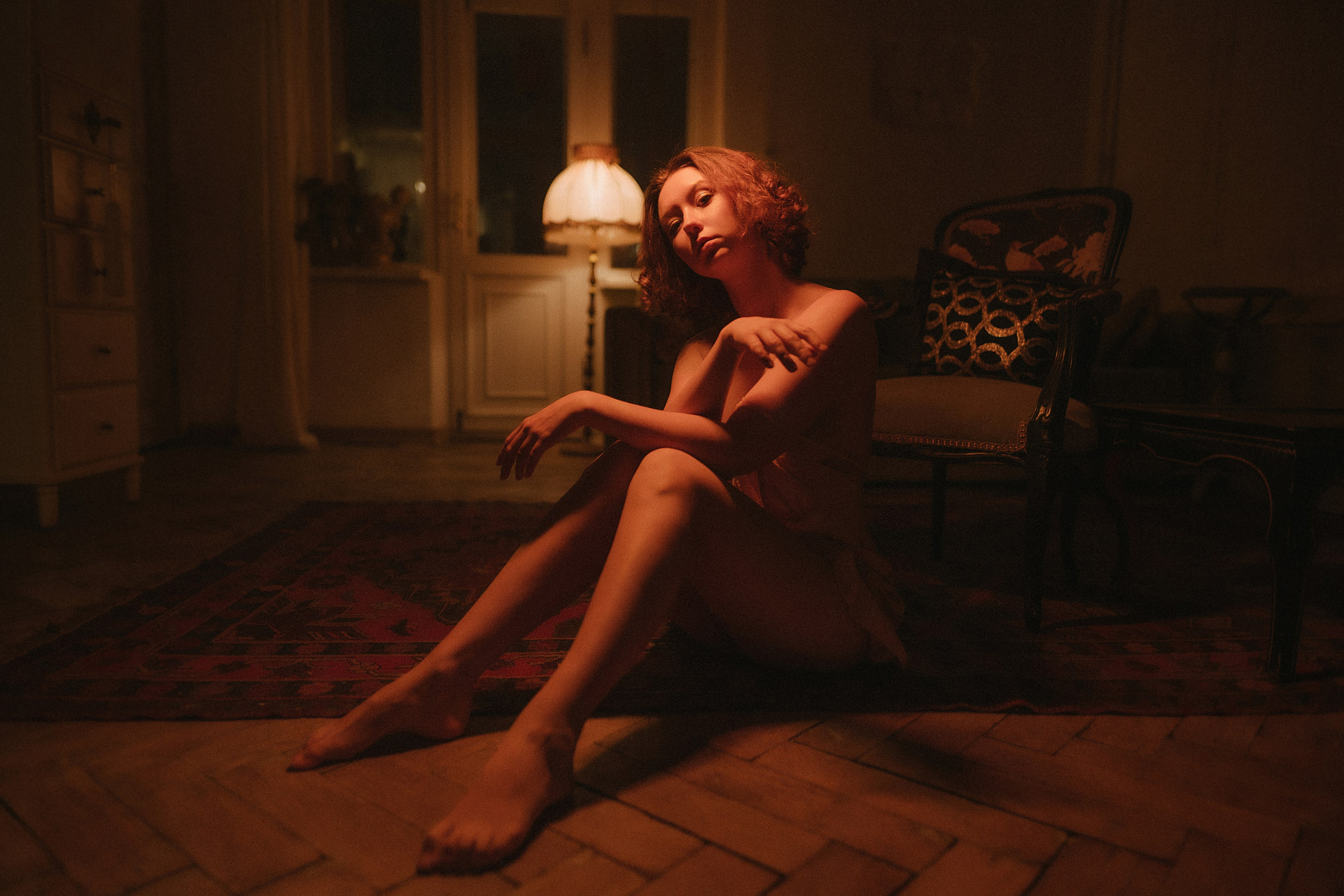 Тускло освещенная модель, фотосессия в ночнушке дома