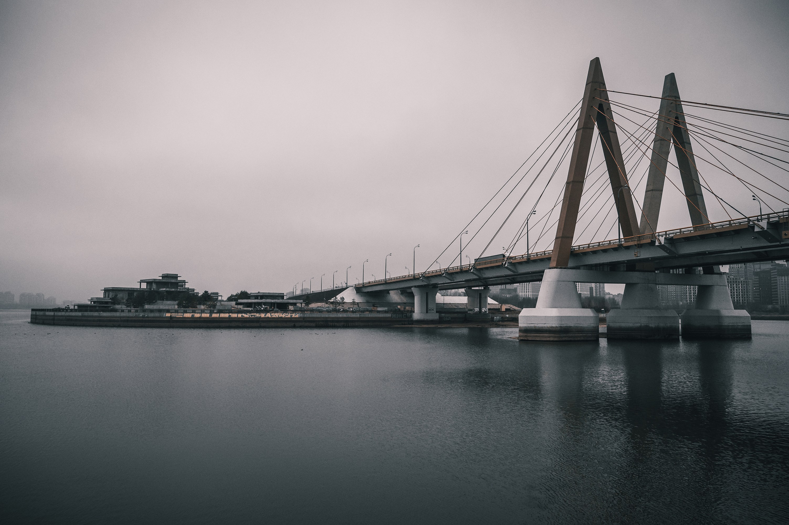 Панорамный вид на мост и город Казань для урбанистической съемки