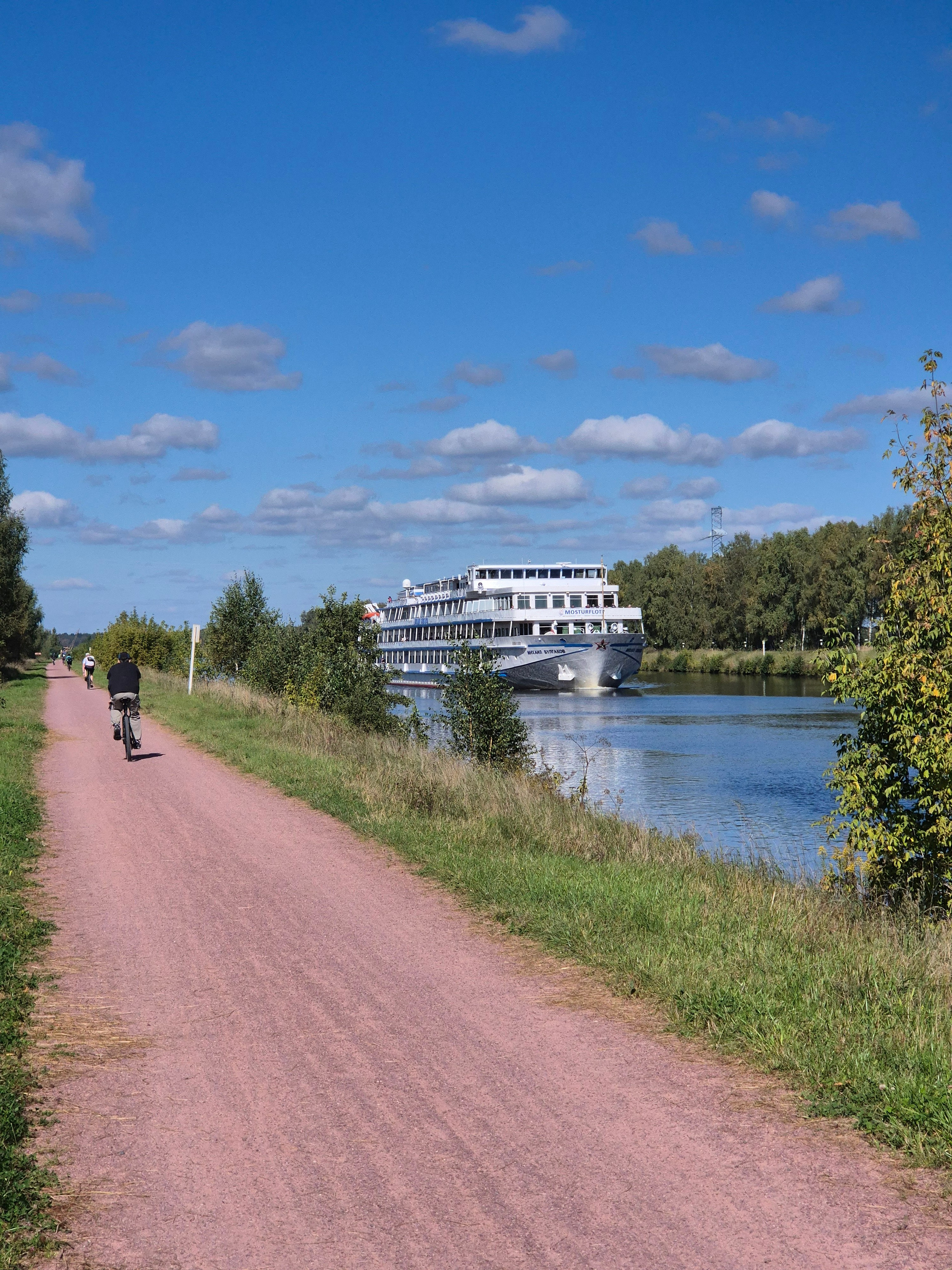 Ближе к Дмитрову и к 12 часам повалил народ навстречу, те кто чуть-чуть туда-обратно прокатить
