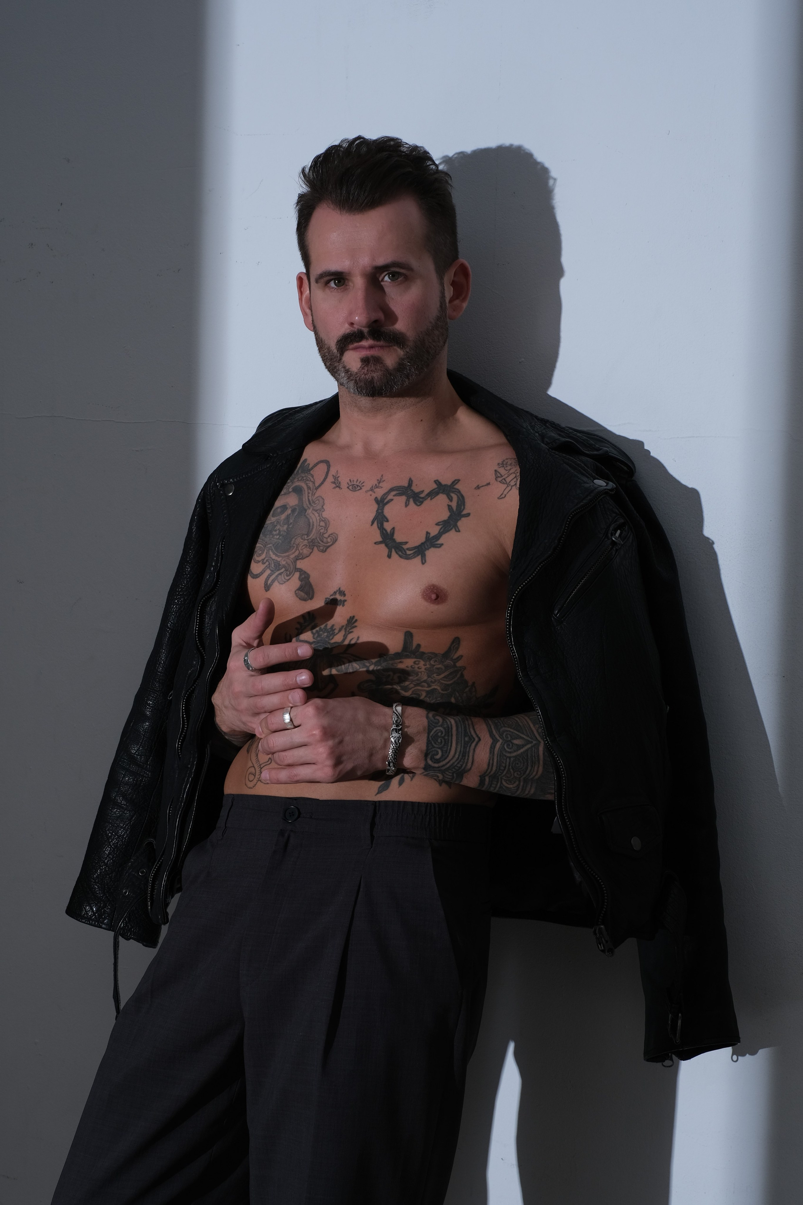 Мужской портрет. Алексей. Локация: WoodStudios. Фотограф Наталия Стромцова │Москва