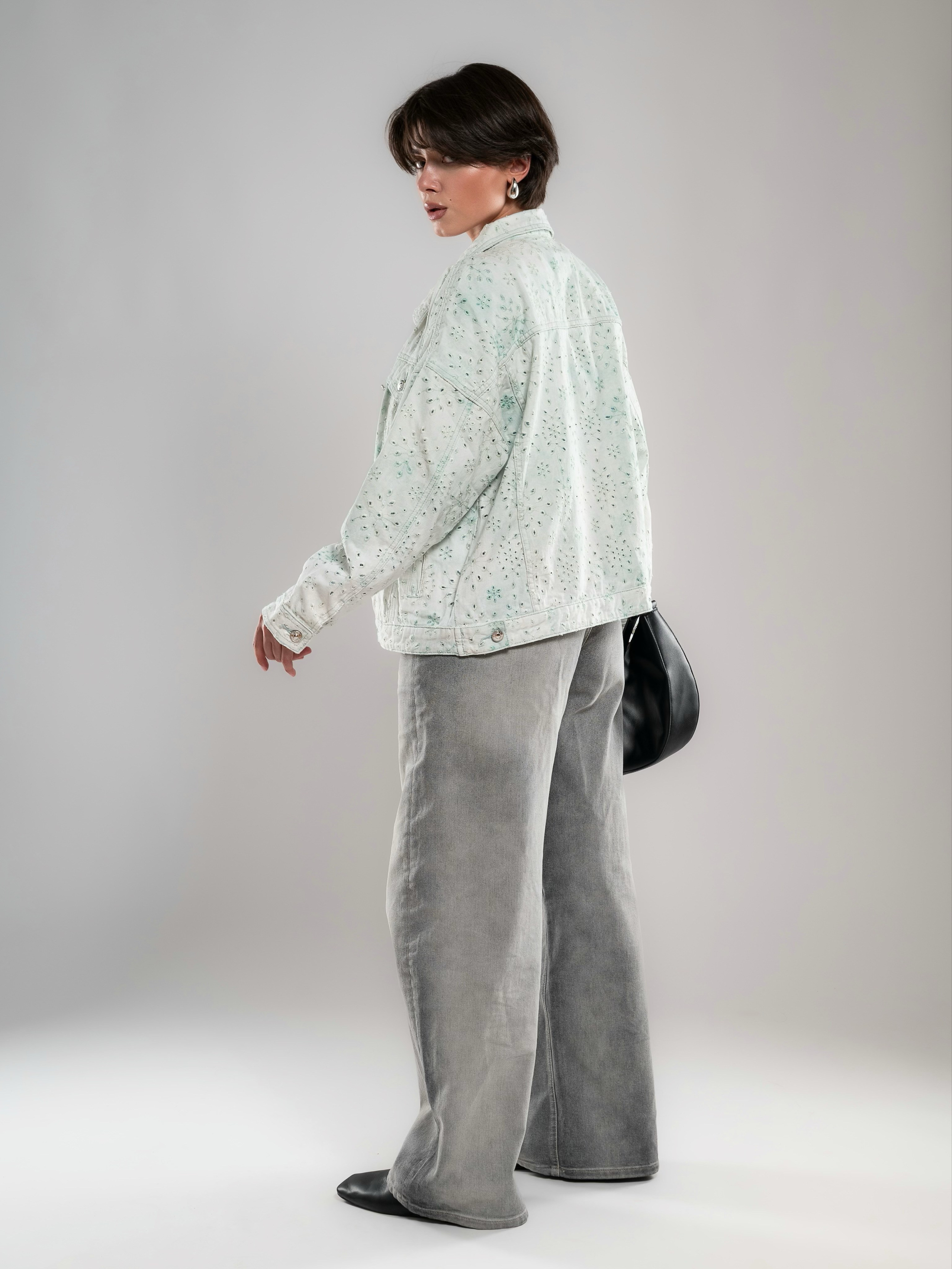 Джинсовые куртки на 2х моделях. Предметный фотограф, фото для маркетплейсов Пятигорск, КМВ