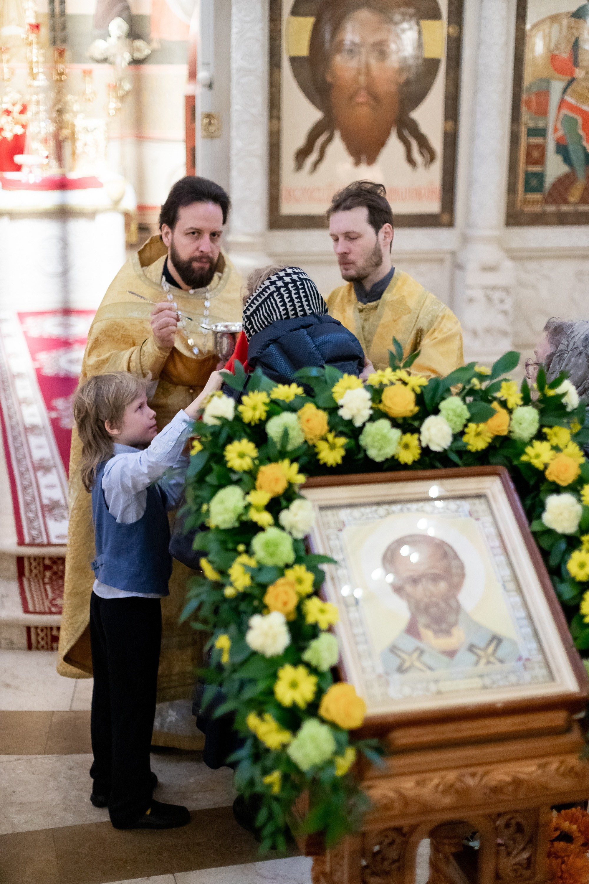 Праздничное богослужение Святителю Николаю 19 декабря. Интерьерный фотограф в Москве Роман Потапов