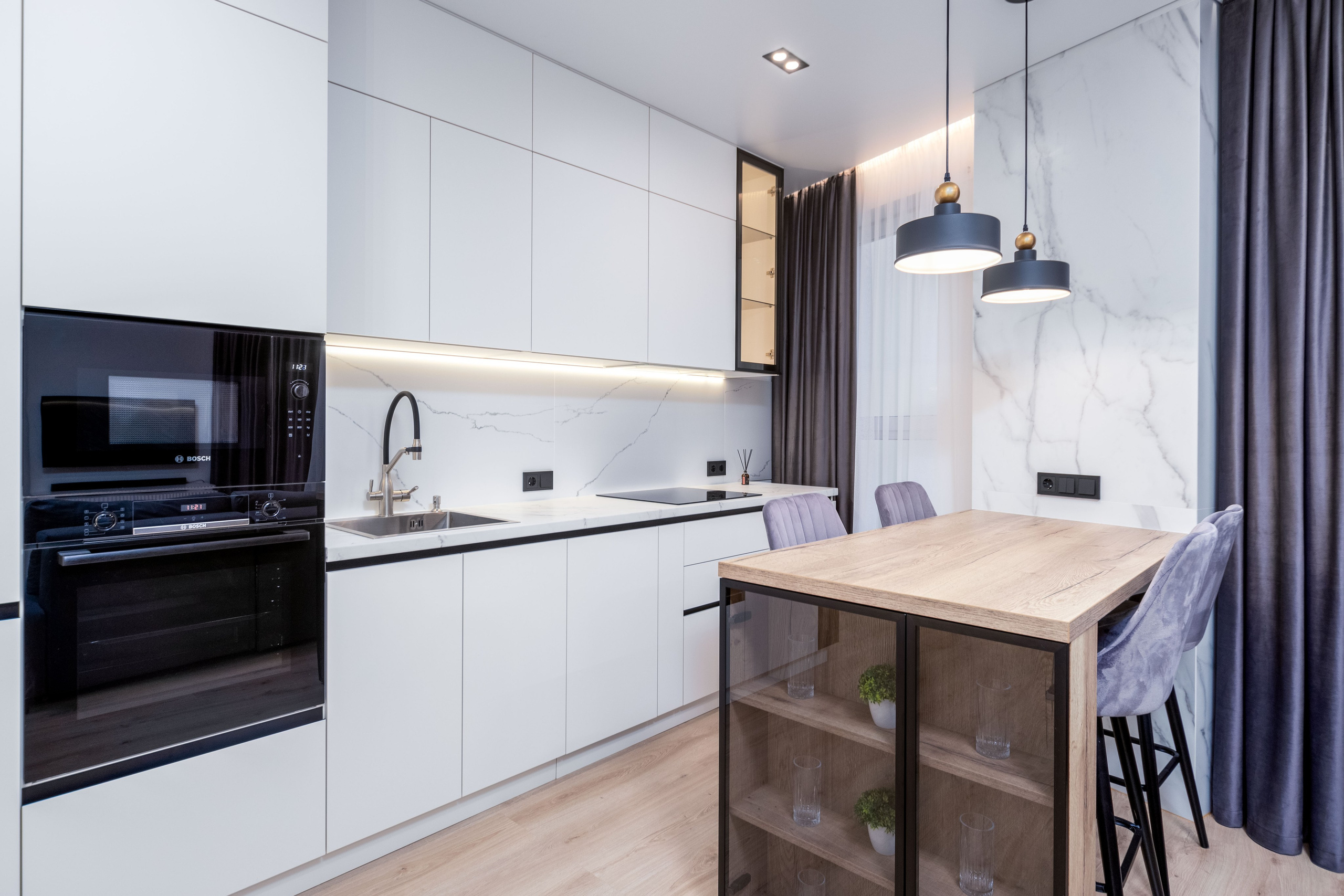 Остров, раковина духовой шкаф и микроволновая печь в кухне гостиной