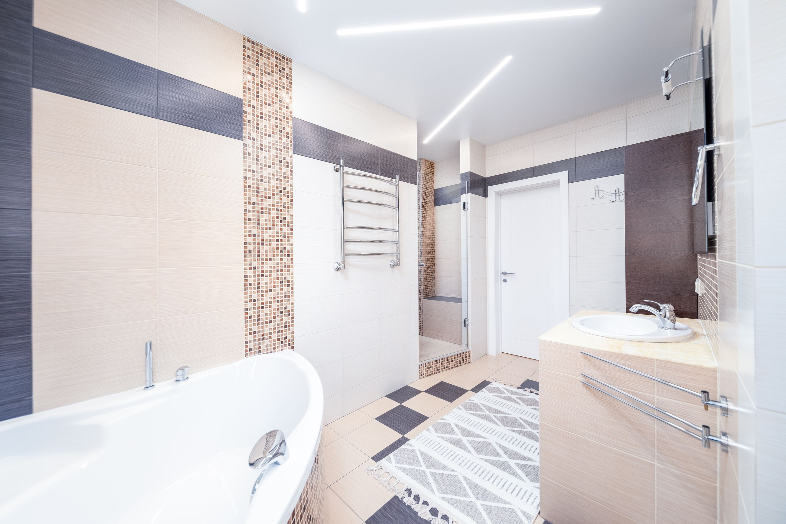 Раковина, джакузи и душевая кабина в санузле трехкомнатной квартиры