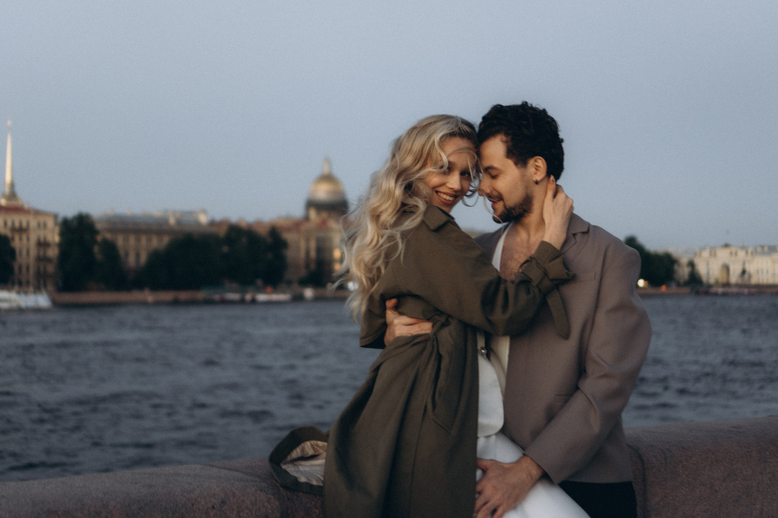 СВАДЕБНАЯ СЬЕМКА ПАРЫ НА РАССВЕТЕ В БЕЛЫЕ НОЧИ И ПРОГУЛКА С РАЗВОДНЫМИ МОСТАМИ И ПИКНИК ВОЗЛЕ ИСАКИЕВСКОГО СОБОРА. Профессиональный фотограф, Санкт-Петербург — Виктория Богомолова