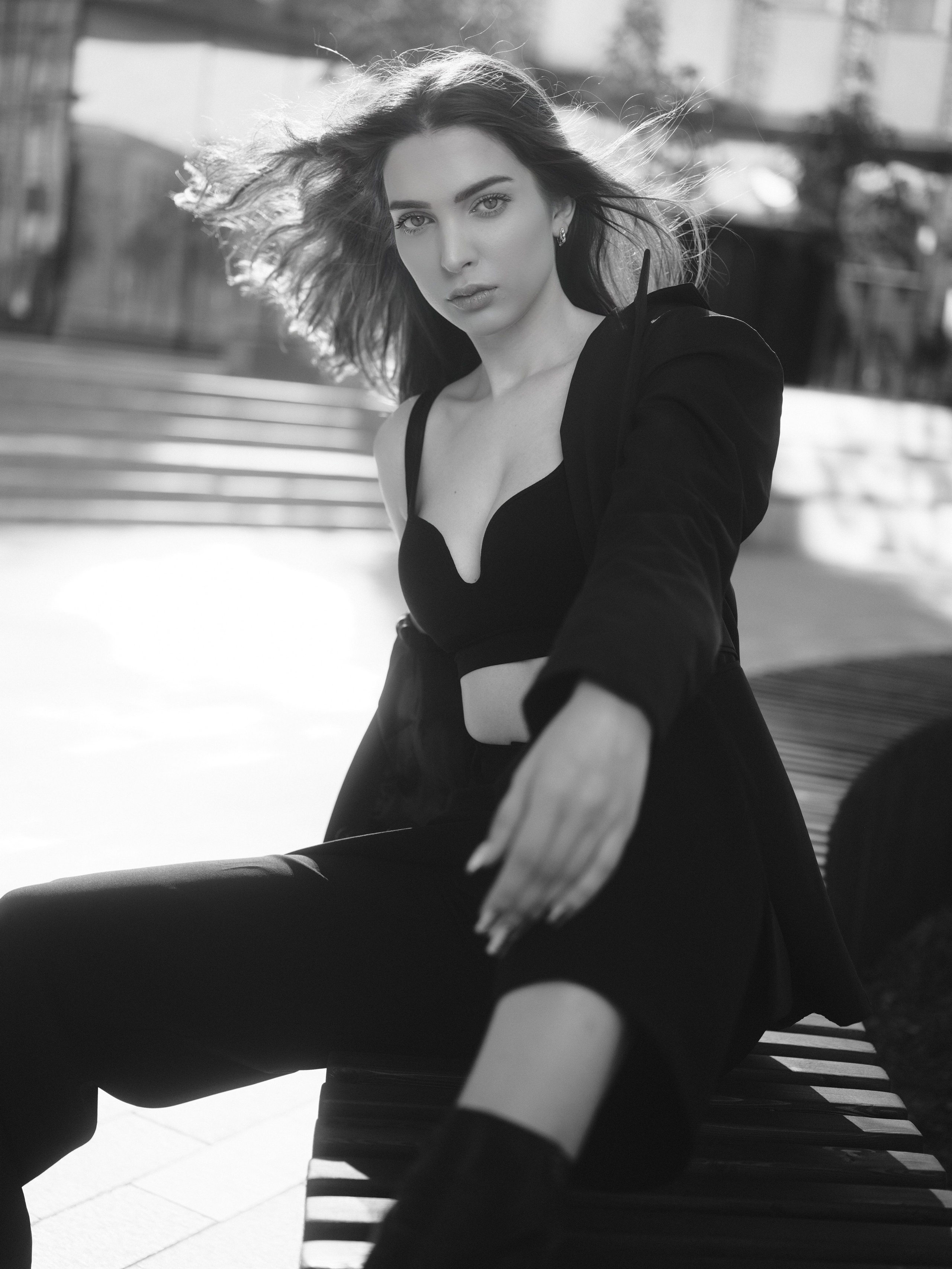 Портрет художницы у мольберта во внутреннем дворе старинного особняка на Мамаевом кургане