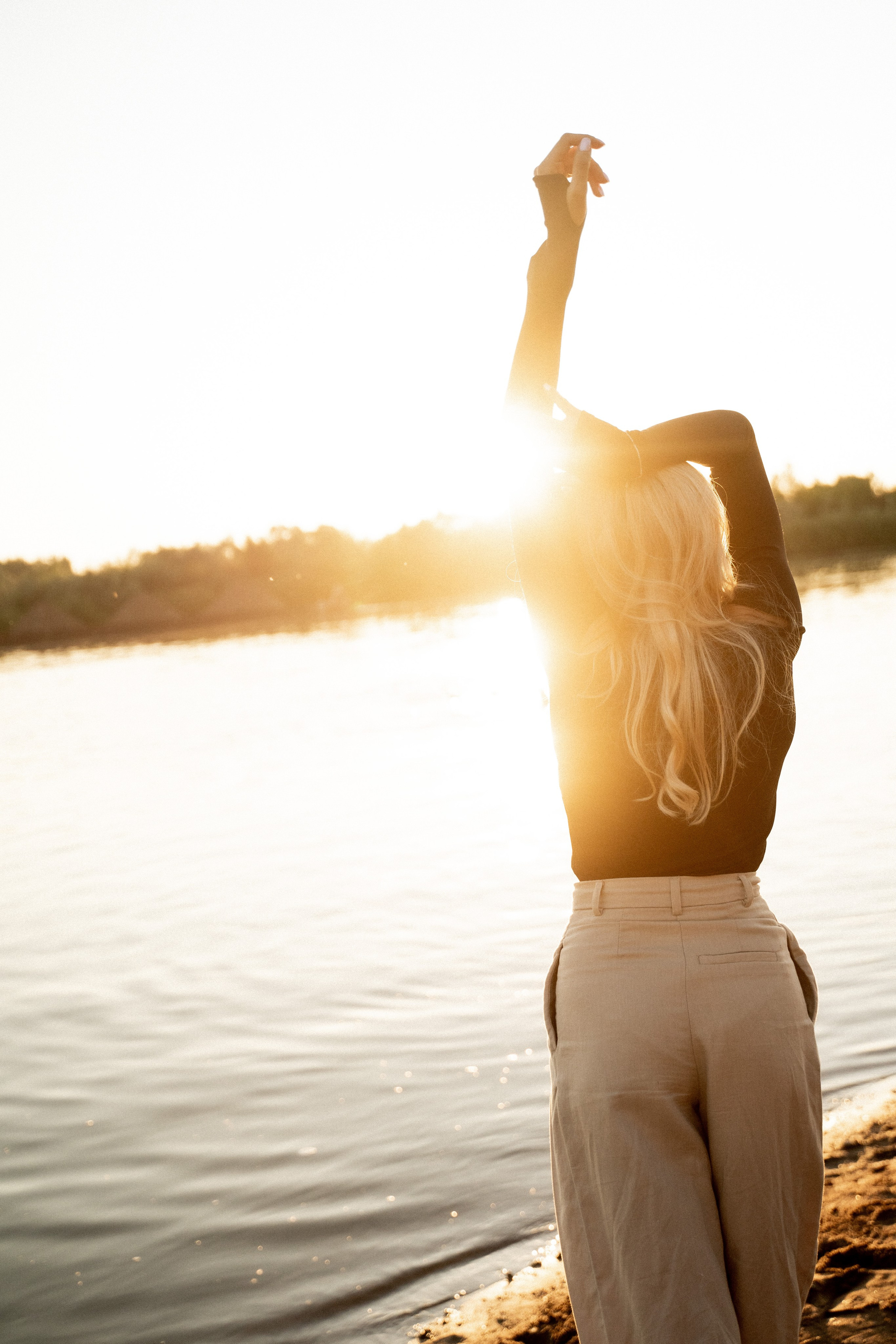 Девушки на берегу