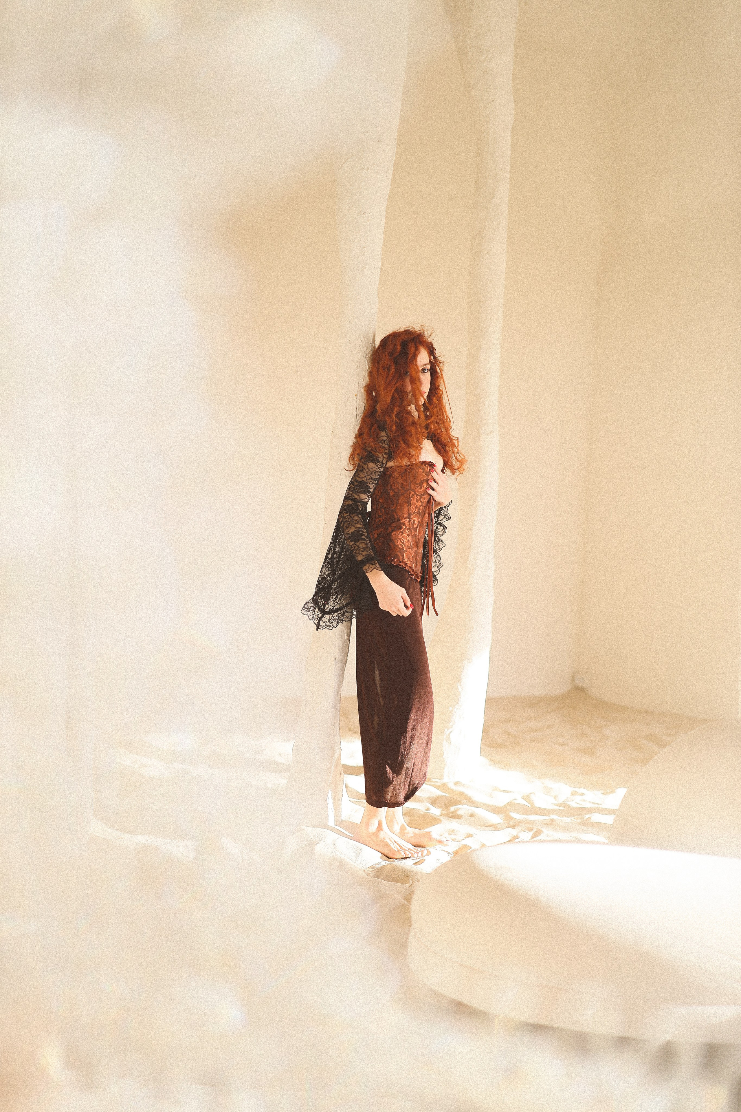 Идеальная фотосессия в стиле будуар для женщин в Сочи: чувственные портреты в студии с песком