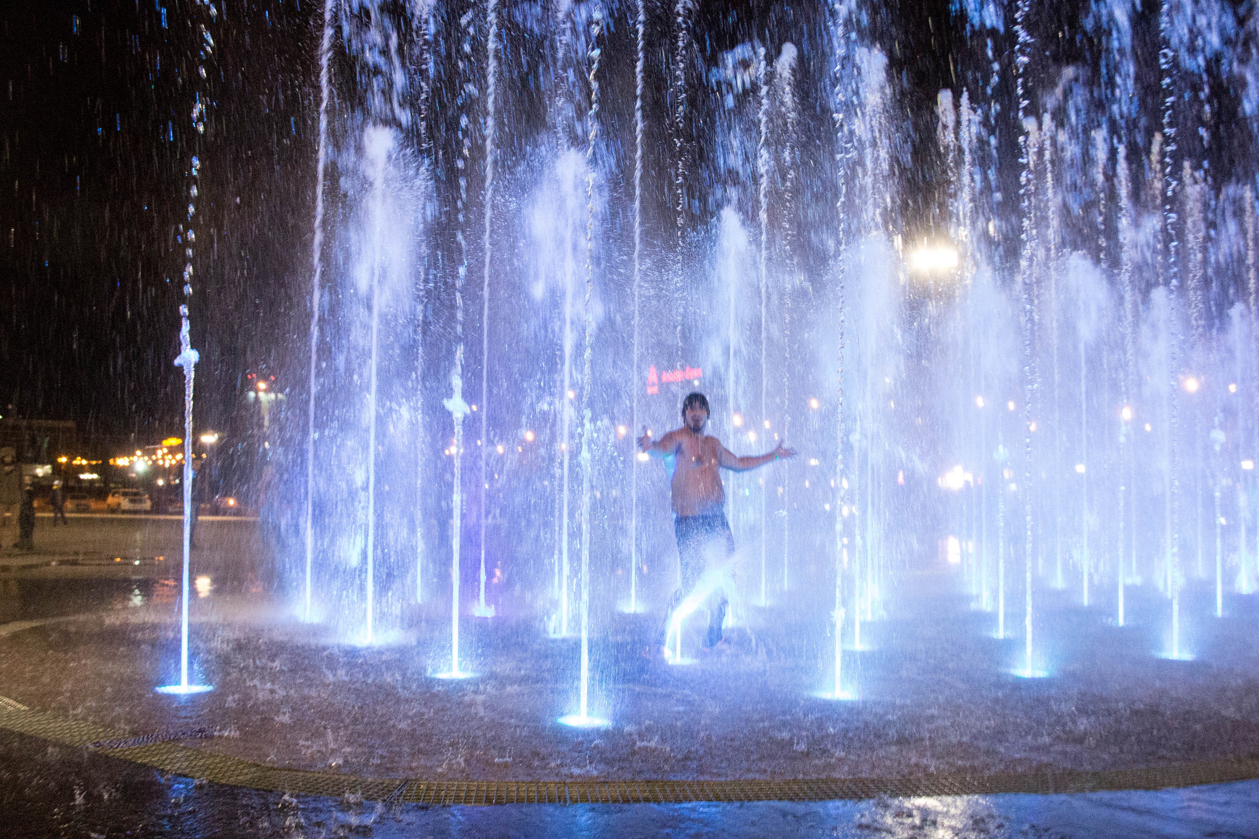 Фотосессия в фонтане. Фотограф Пермь. Фотосессия в фотостудии Перми и на свежем воздухе